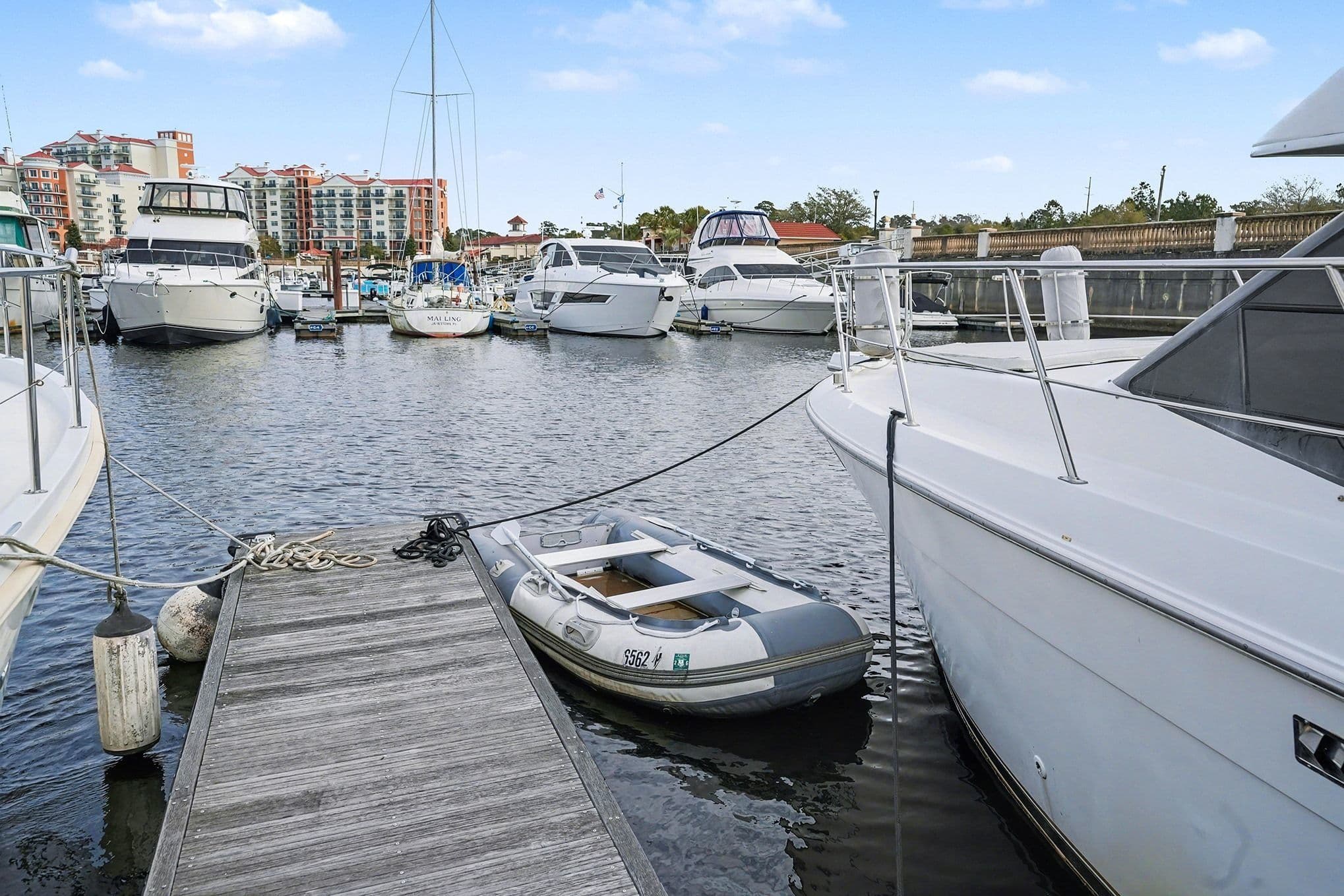 2001 Carver 356 Aft Cabin Motor Yacht - 28