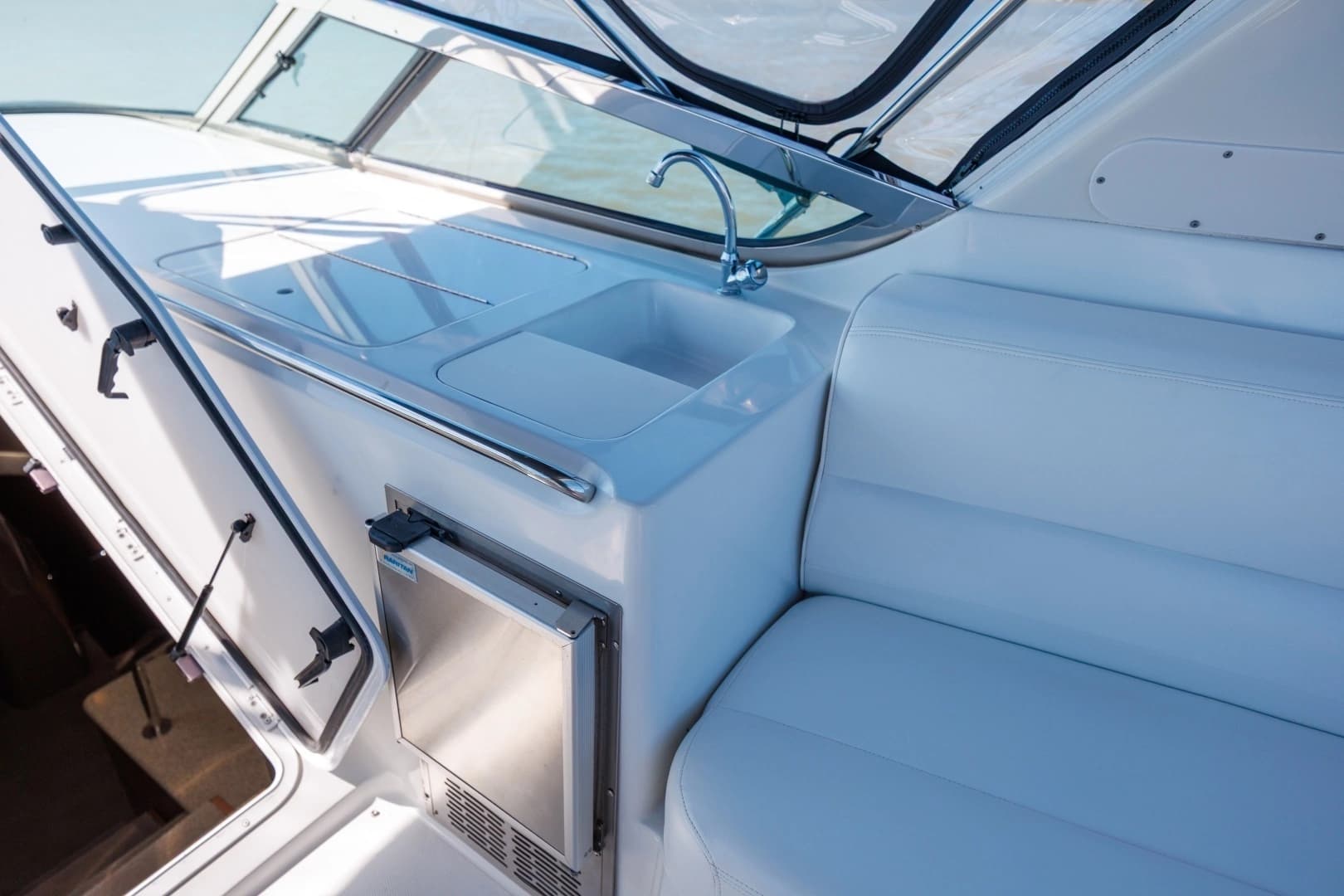 1999 Carver 530 Voyager - Image 22