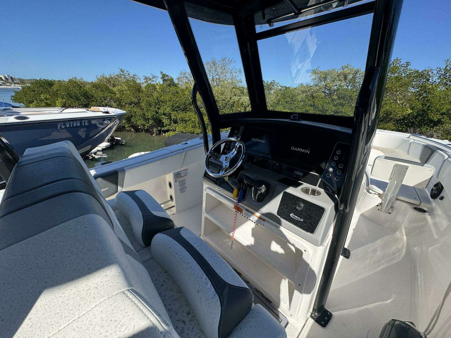 2023 Robalo R270 Center Console - Image 21