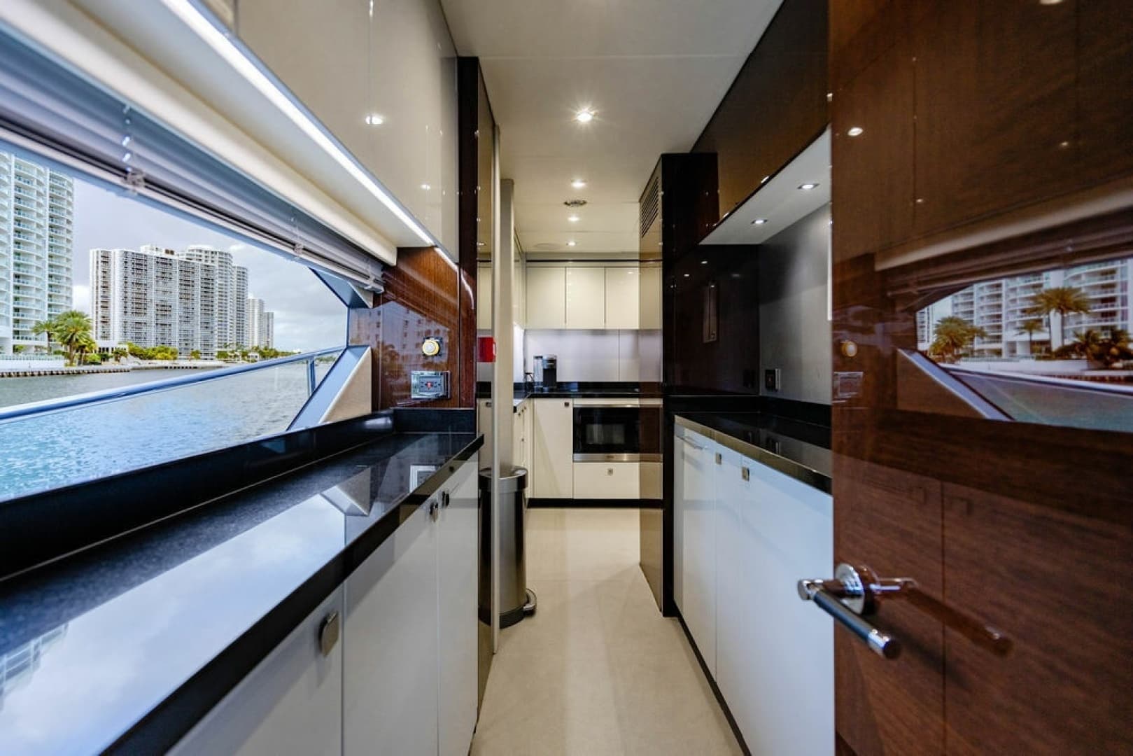 2019 Sunseeker 95 Motor Yacht - Image 43