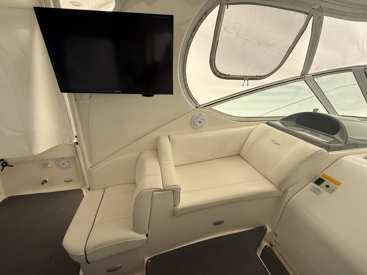2005 Cruisers Yachts 405 Motor Yacht - Image 11