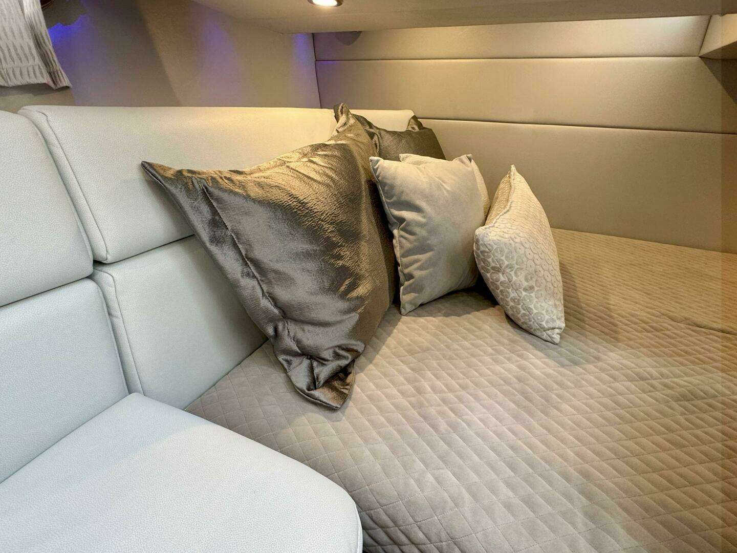 2024 Formula 350 Crossover Bowrider - Image 55