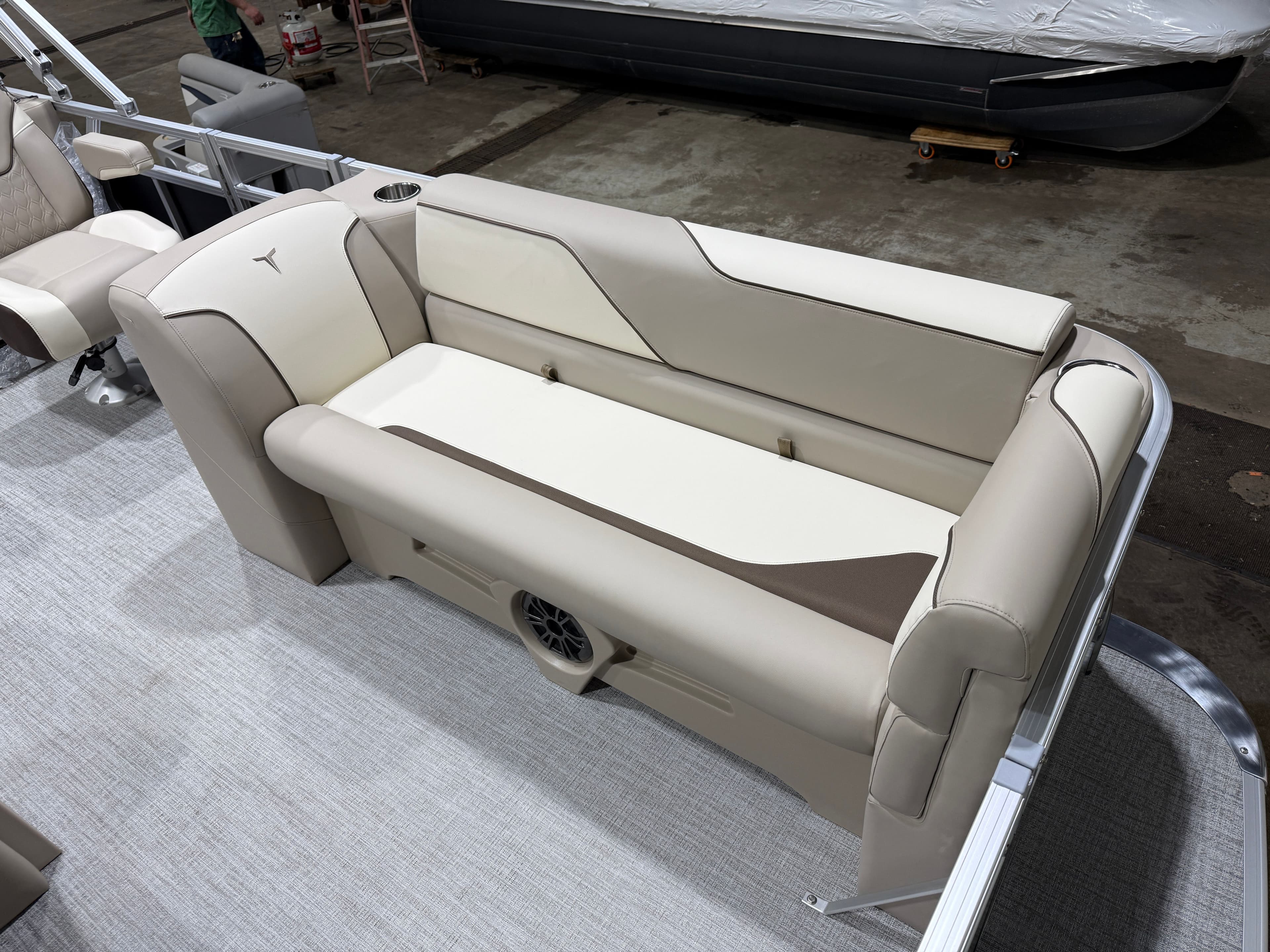 2026 Tahoe Sport 2180 Quad Lounge & Honda 4-Stroke EFI - 9
