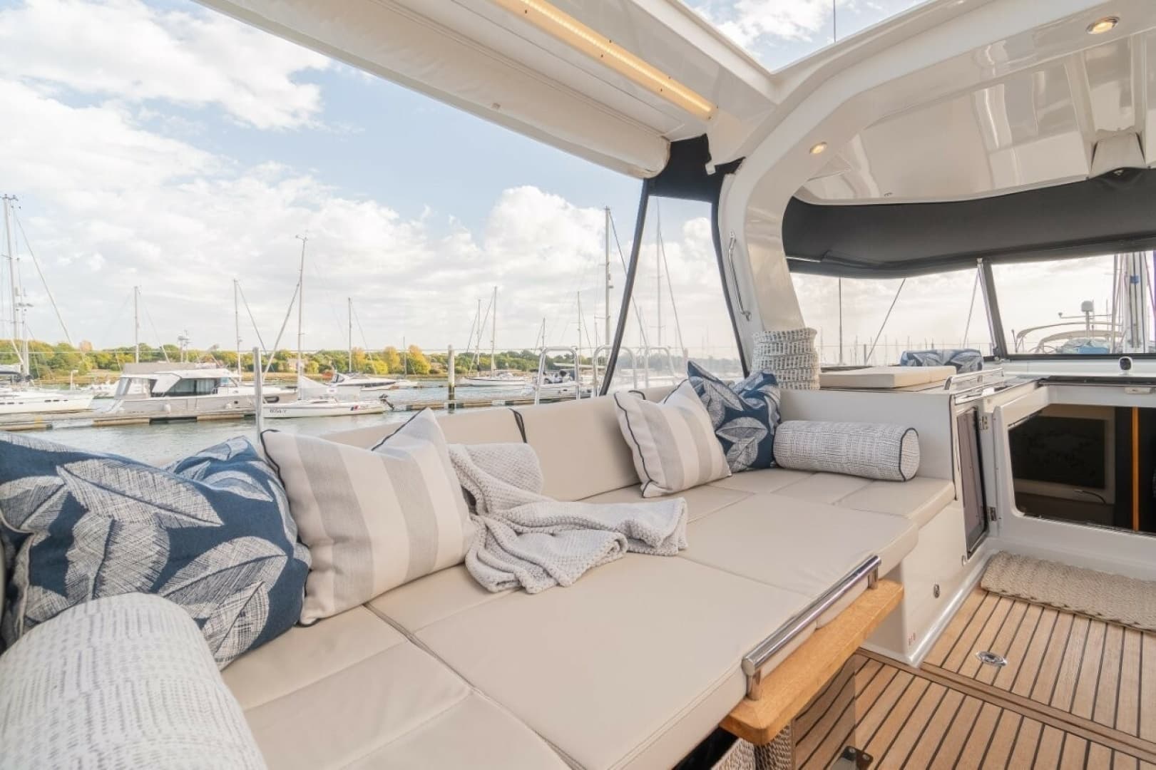 2020 Beneteau Oceanis Yacht 62 - Image 12