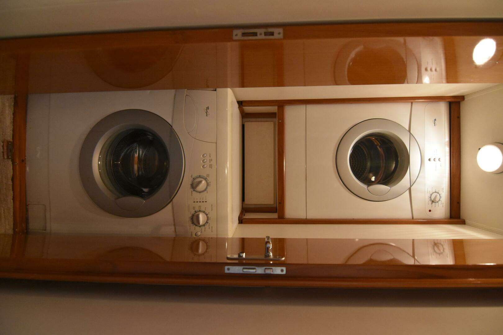 1999 Viking 58 Convertible - Image 31