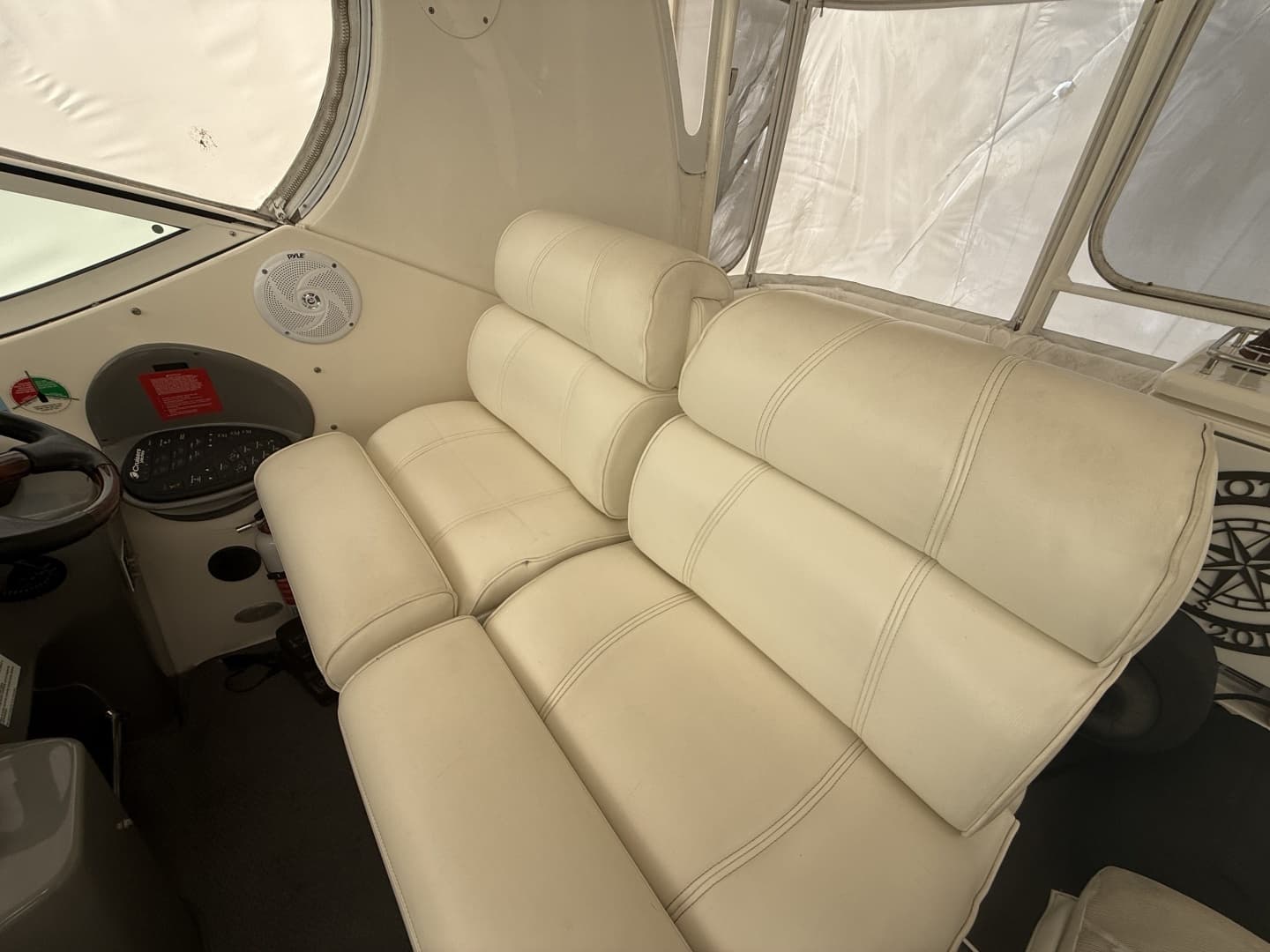 2005 Cruisers Yachts 405 Motor Yacht - Image 6