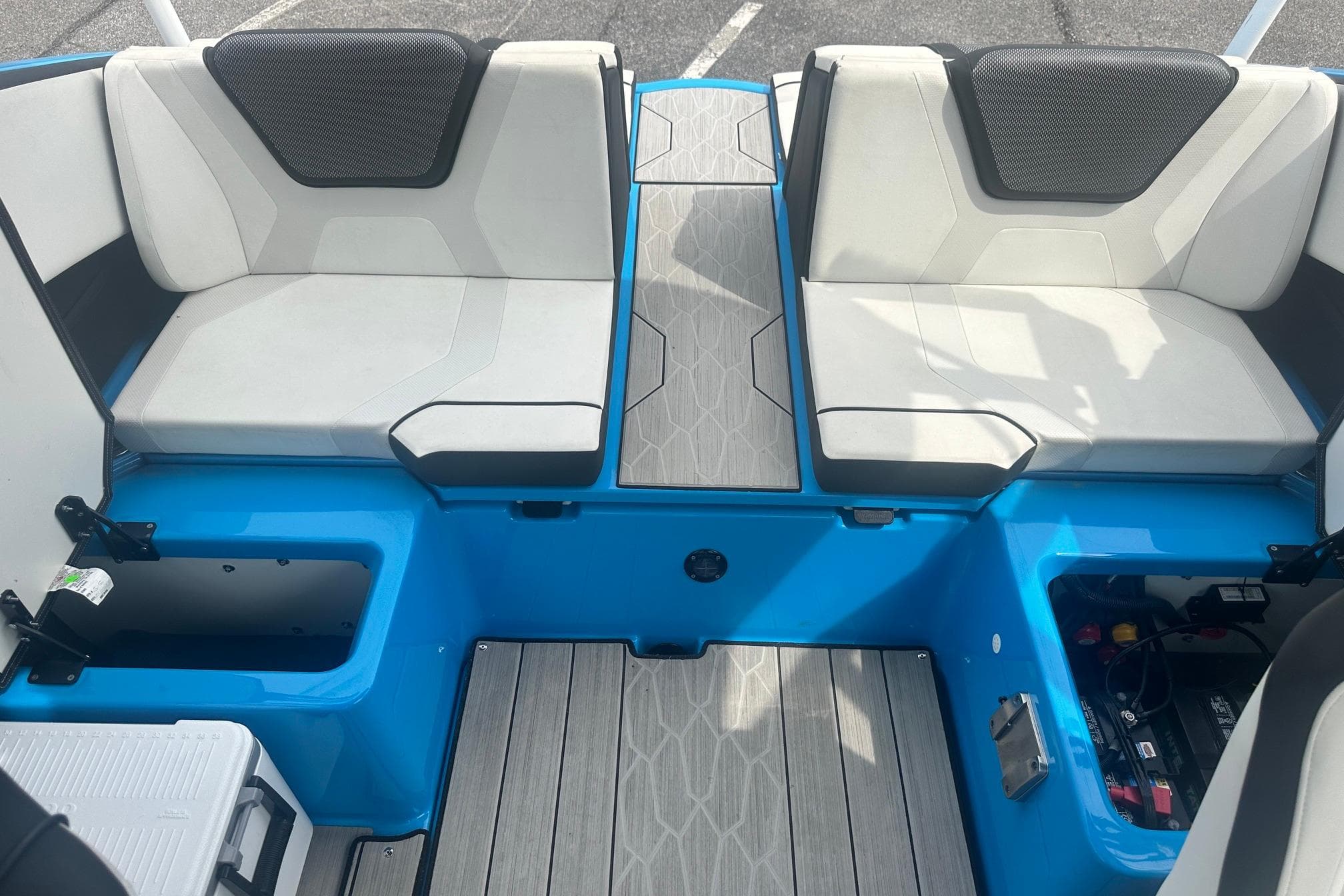 2023 Yamaha Boats 222XD interior with blue accents and cushioned seating.