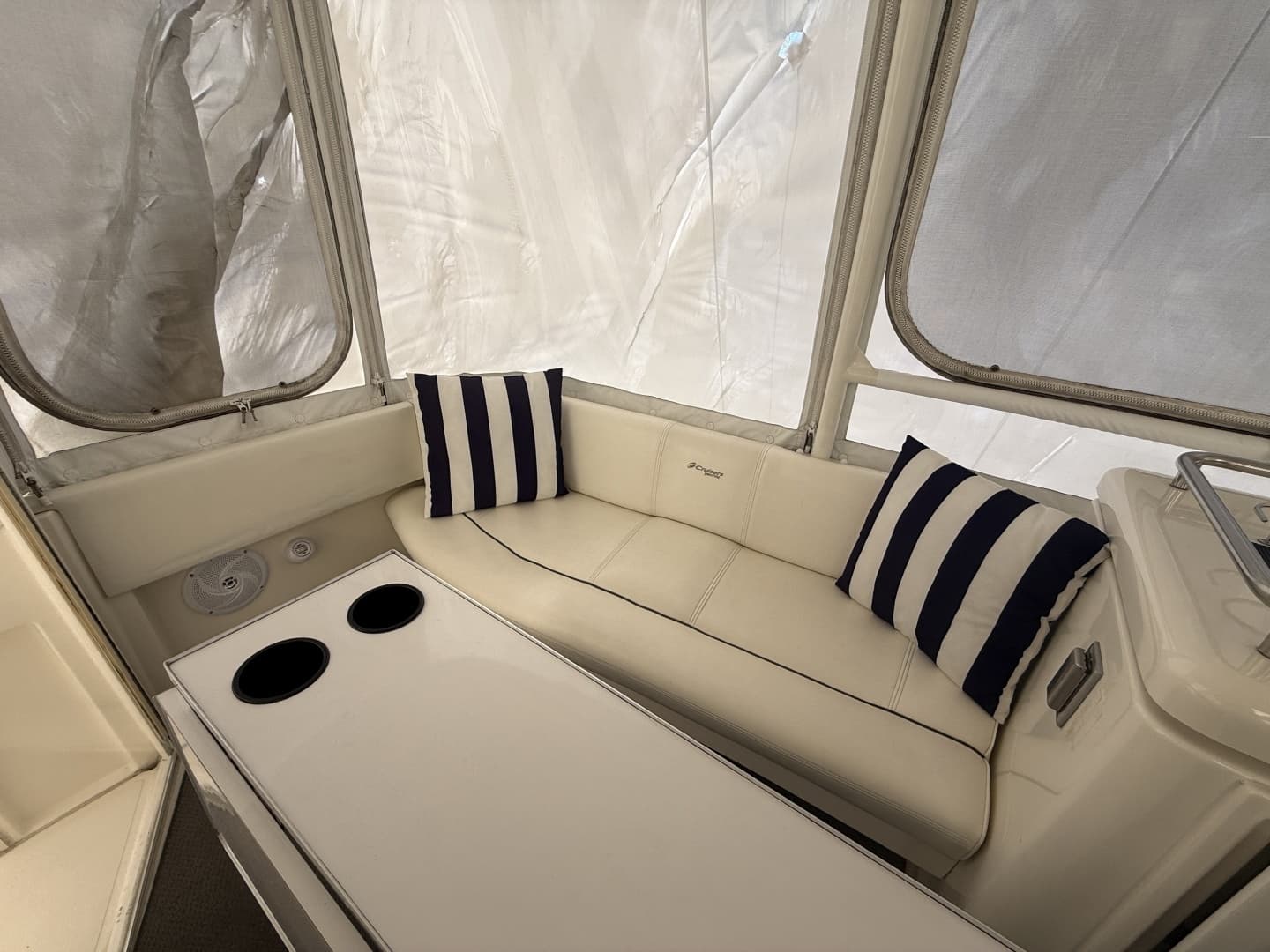 2005 Cruisers Yachts 405 Motor Yacht - Image 8