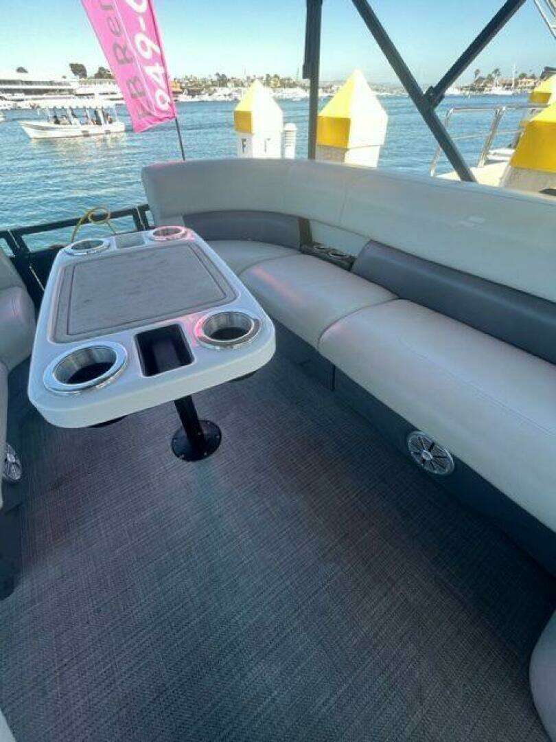 2024 Vision WX Tritoon - Image 4