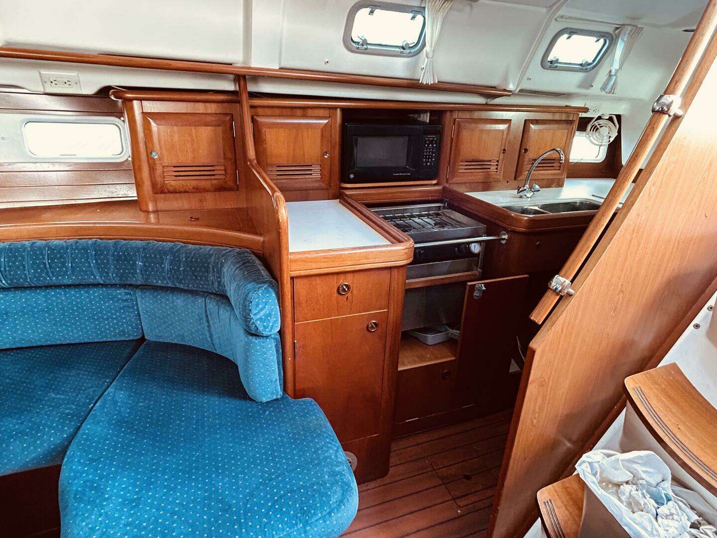 2001 Beneteau 411 - Image 4