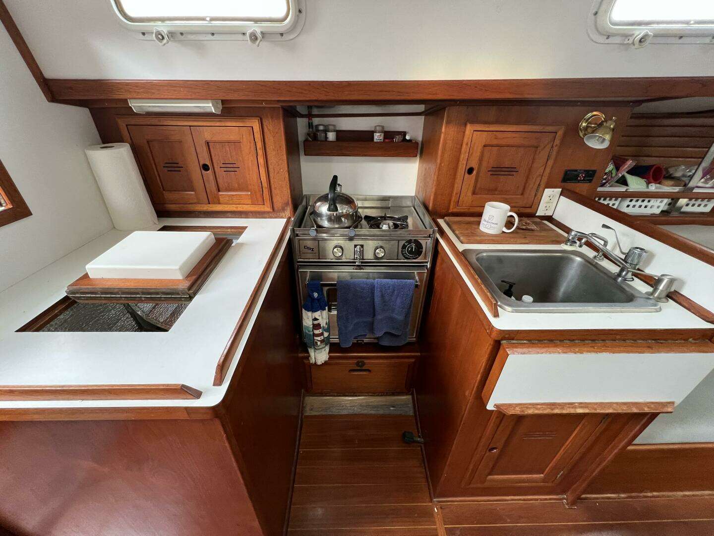 1986 Dickerson Tri-Cabin - Image 20
