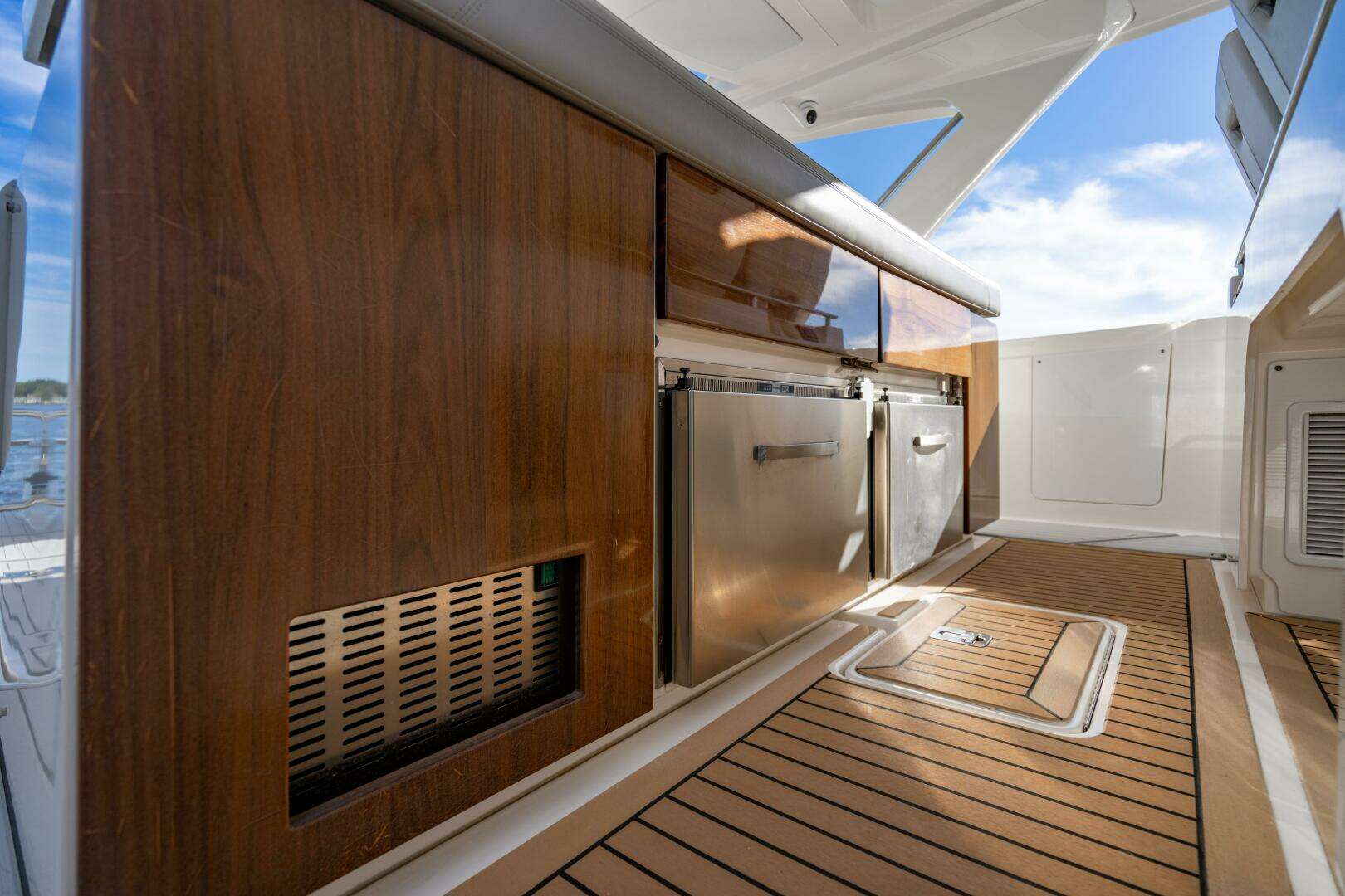 2022 Tiara Yachts 43 LS - Image 52
