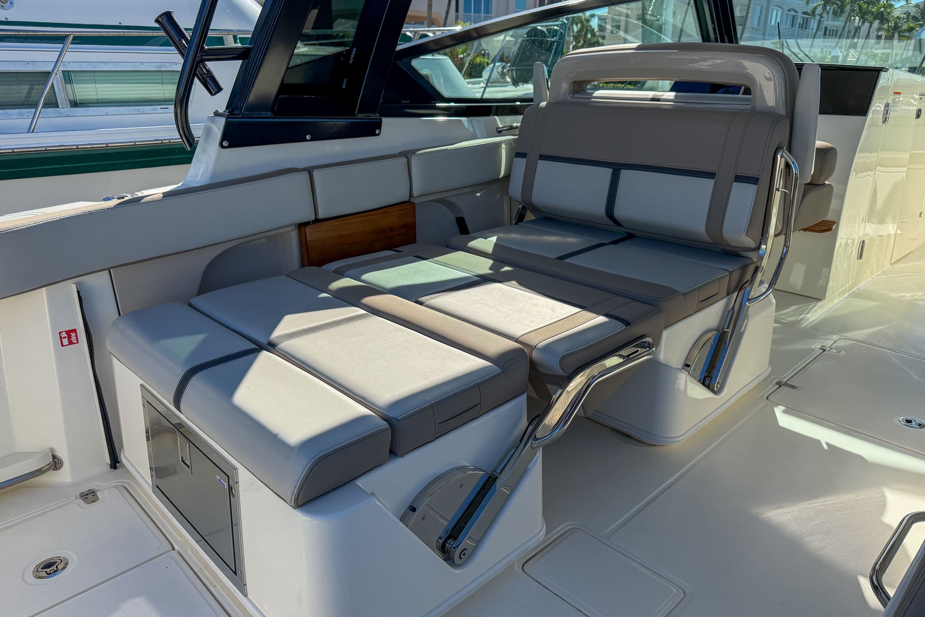 2025 Boston Whaler 330 Vantage - 12