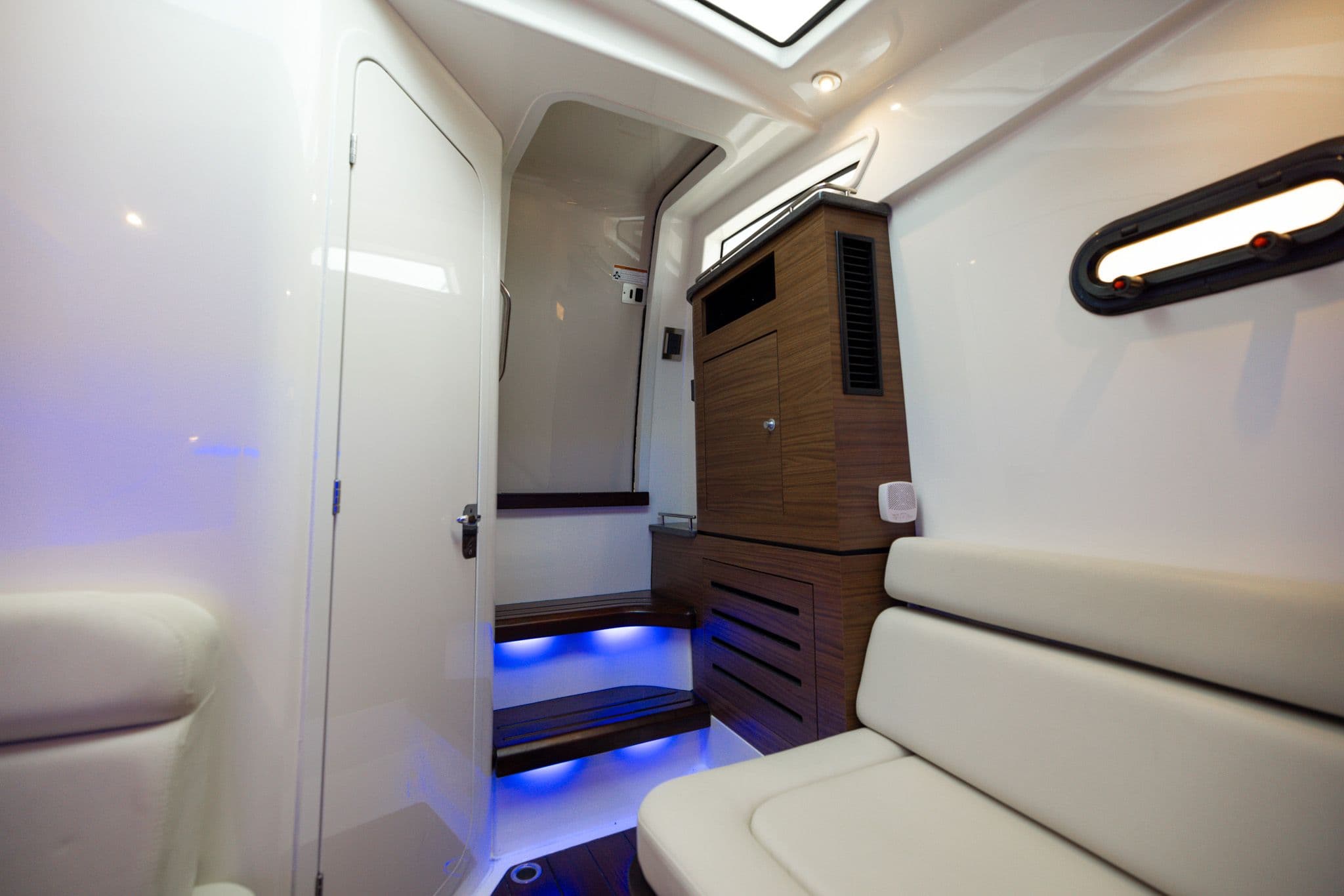 2023 Boston Whaler 350 Realm - 13