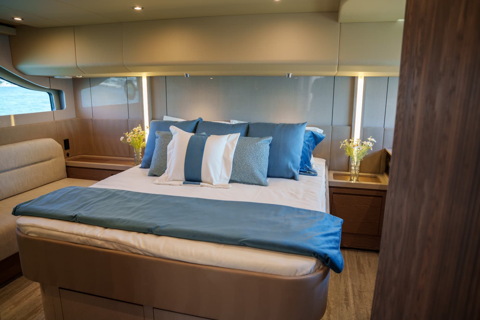 2026 Cruisers Yachts 50 FLY - Image 8