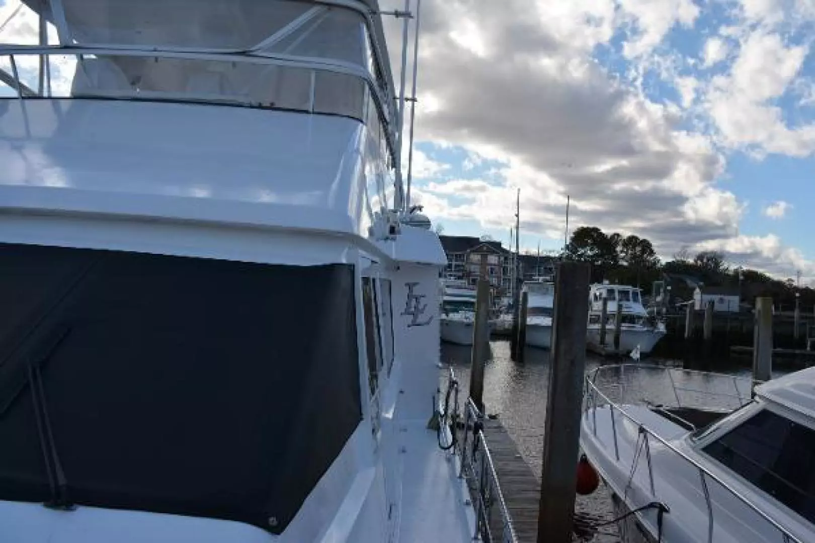 1989 Viking Motor Yacht - Image 19
