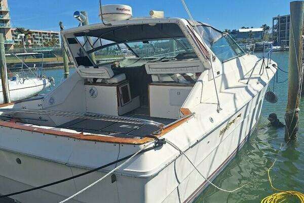 1985 Sea Ray 390 Express Cruiser - Image 1