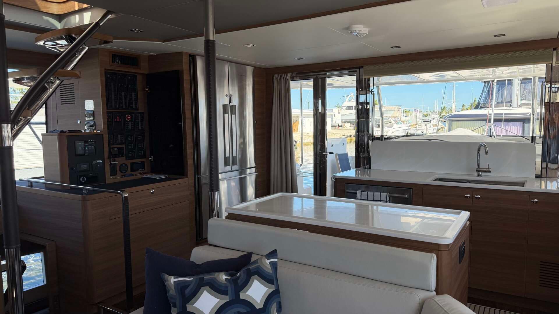 2025 Aquila 54 ENCLOSED BRIDGE - Image 32