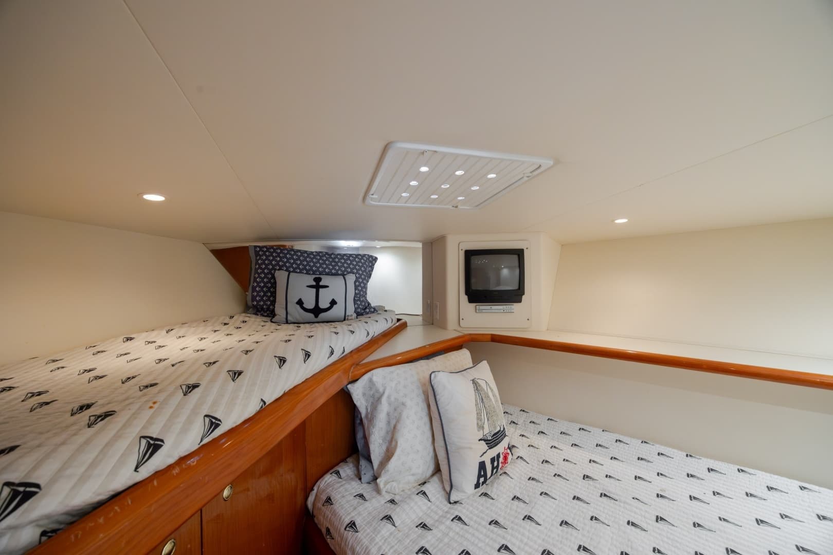 2000 Viking 55 Convertible - Image 44