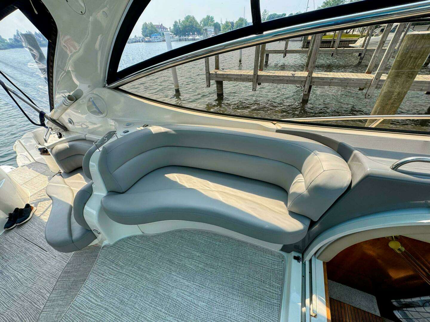 2005 Cruisers Yachts 540 Express - Image 27