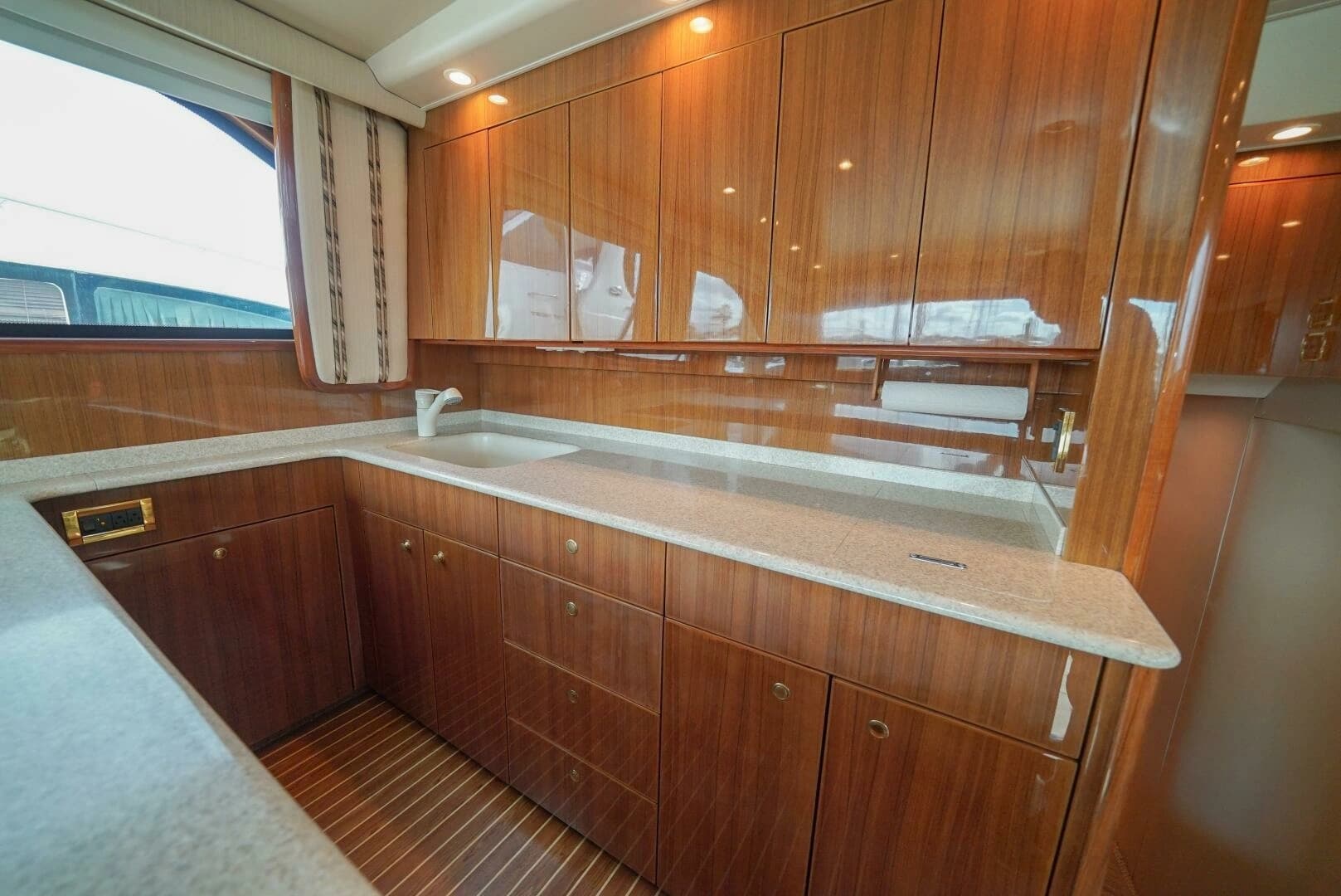 2007 Viking 45 Convertible - Image 9
