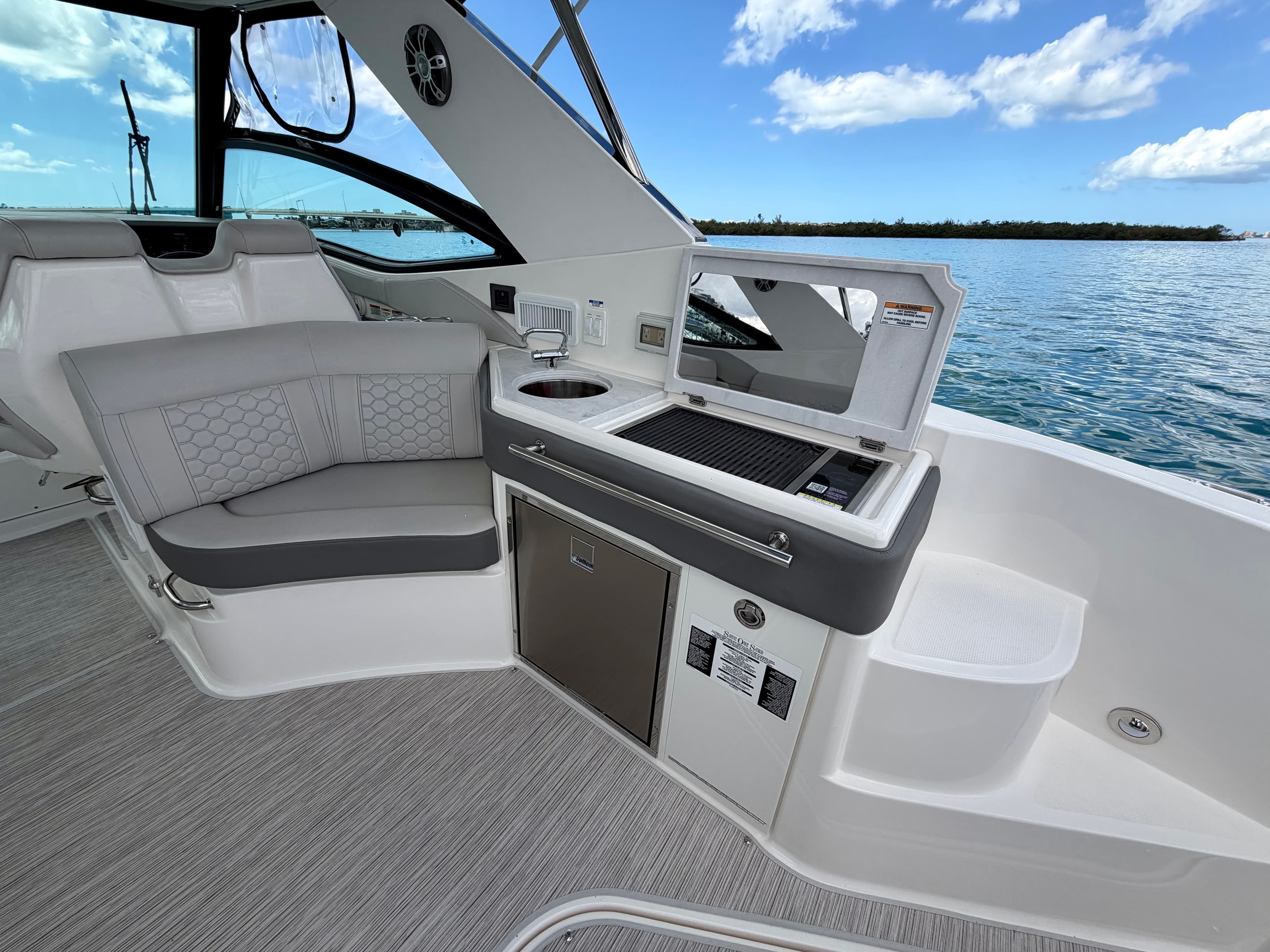 2025 Sea Ray Sundancer 320 Outboard - 31