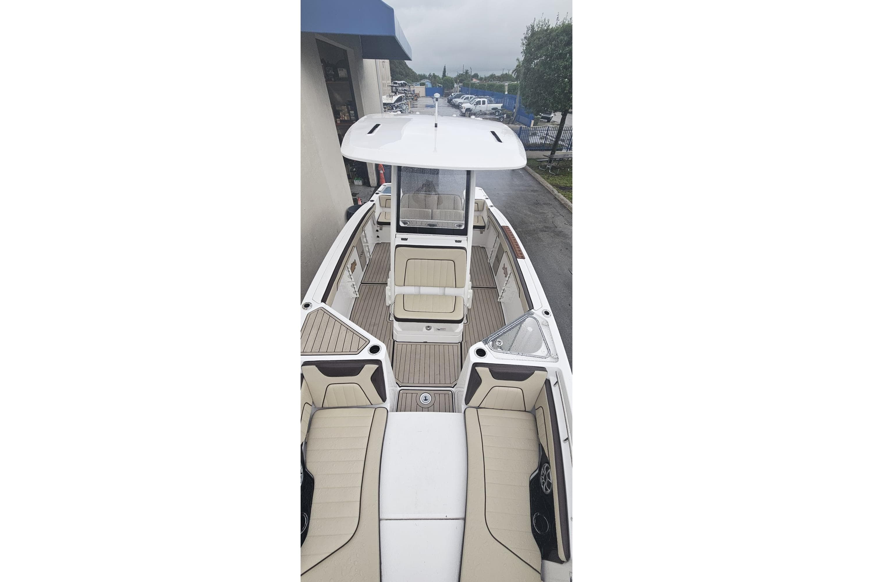 2022 Yamaha Boats 255 FSH Sport E, featuring spacious seating and sleek design.