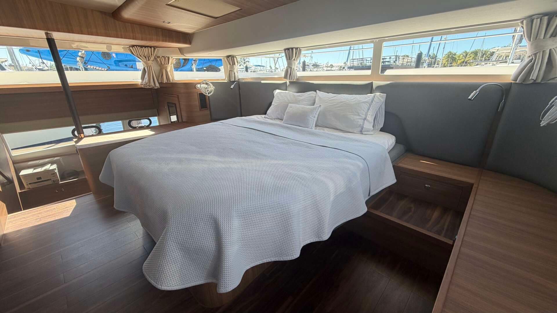2025 Aquila 54 ENCLOSED BRIDGE - Image 52