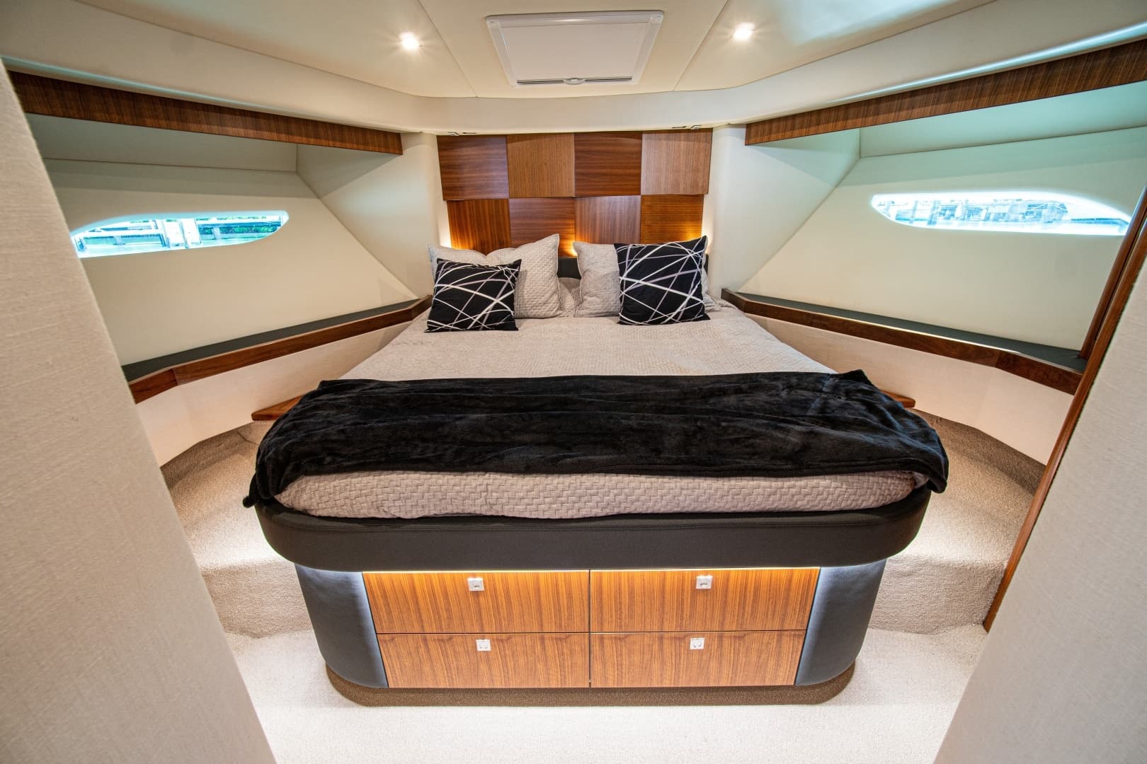 2015 Riviera 6000 Sport Yacht - Image 56