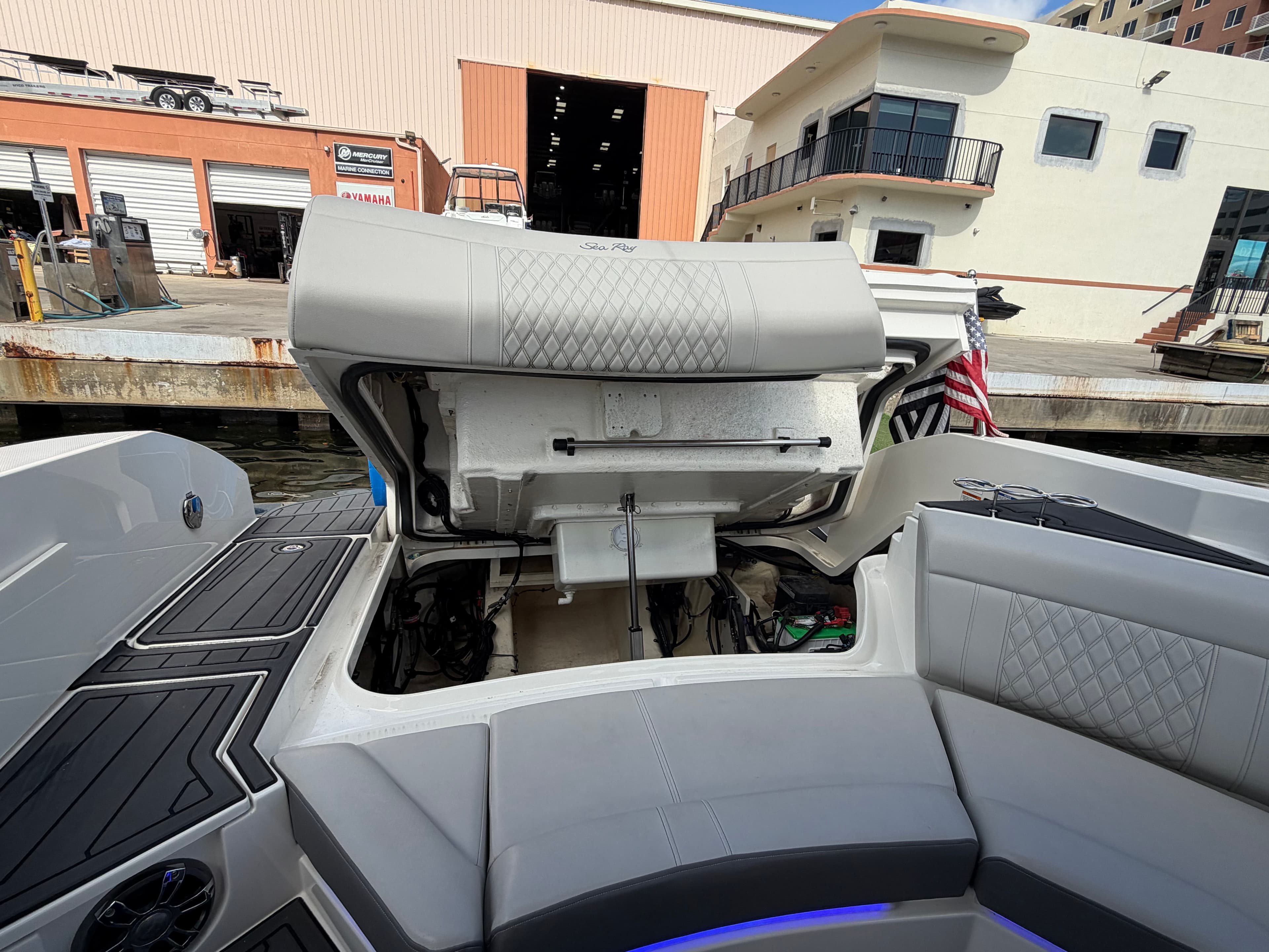 2023 Sea Ray SLX 350 Outboard - 29