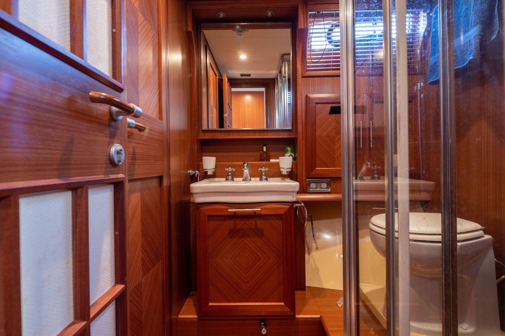 Dolphin 51 bathroom