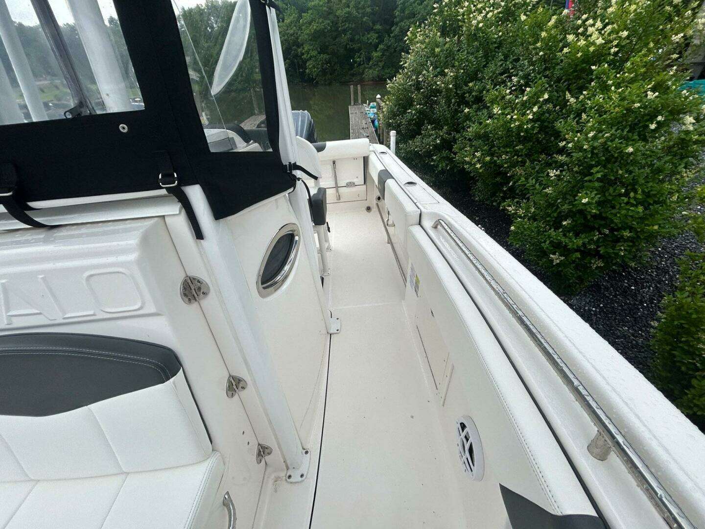 2022 Robalo R242 Center Console - Image 19