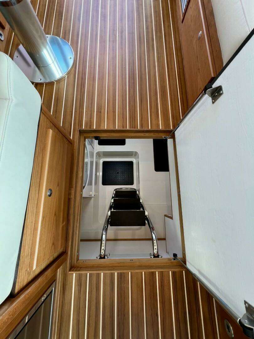 2027 Sabre 43 Salon Express - Image 24