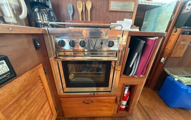 1981 Tollycraft 34 - 9