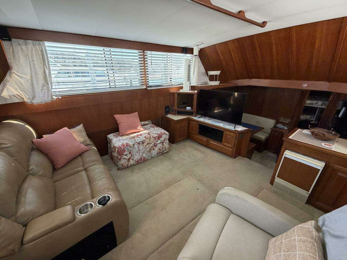 1987 Viking 44 Motor Yacht - Image 40