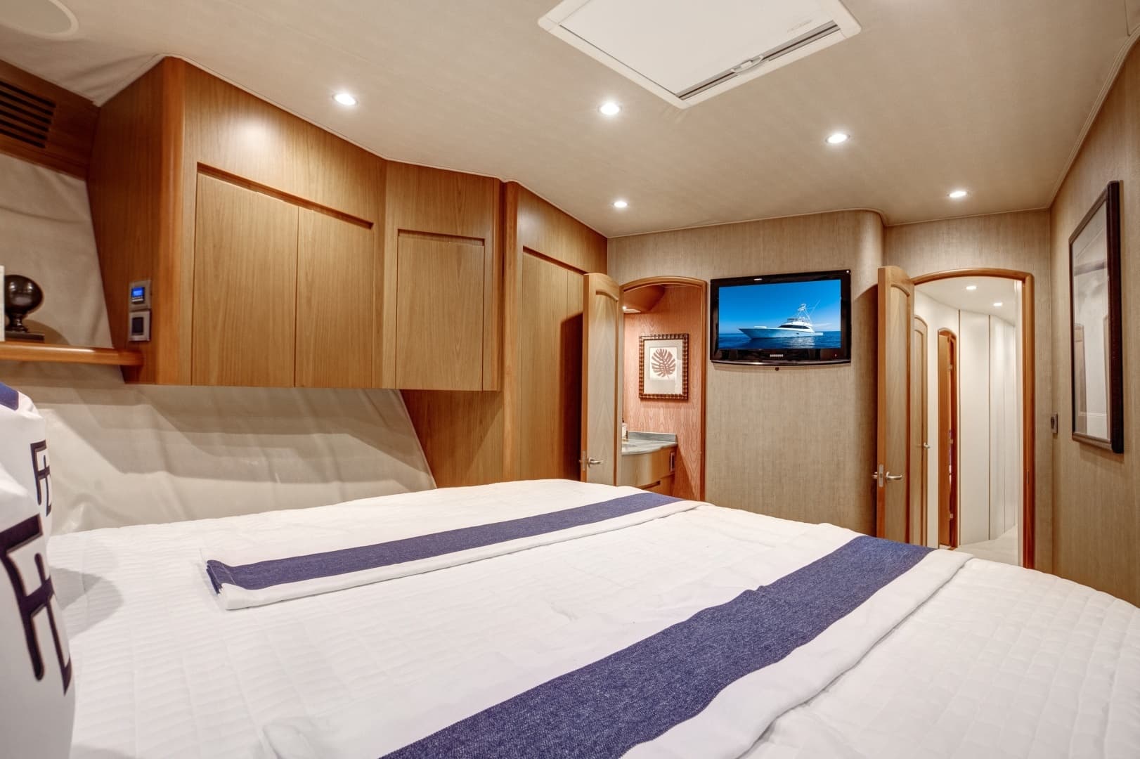 2010 Viking 82 Convertible - Image 19