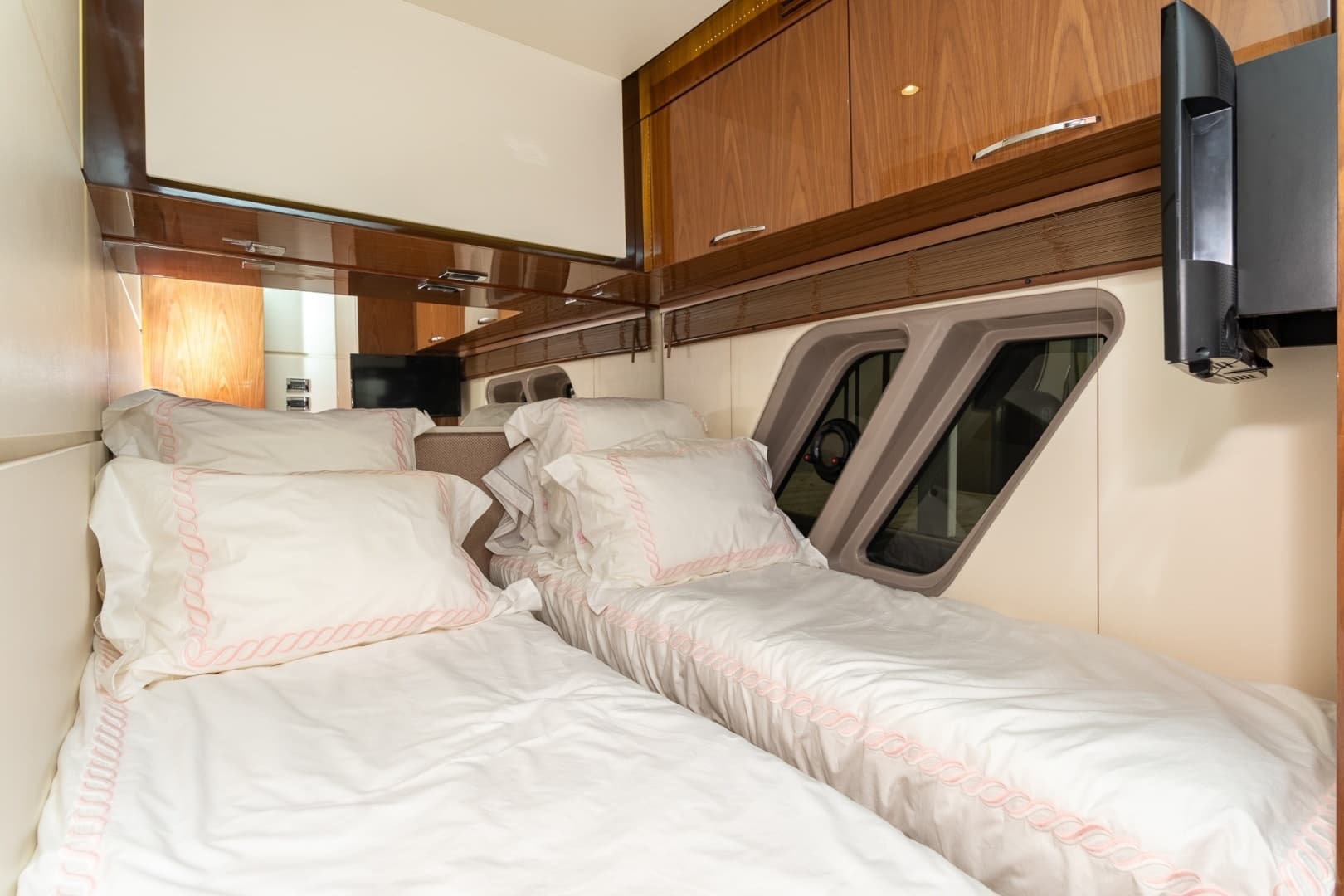2018 Sea Ray L650 FLY - Image 52