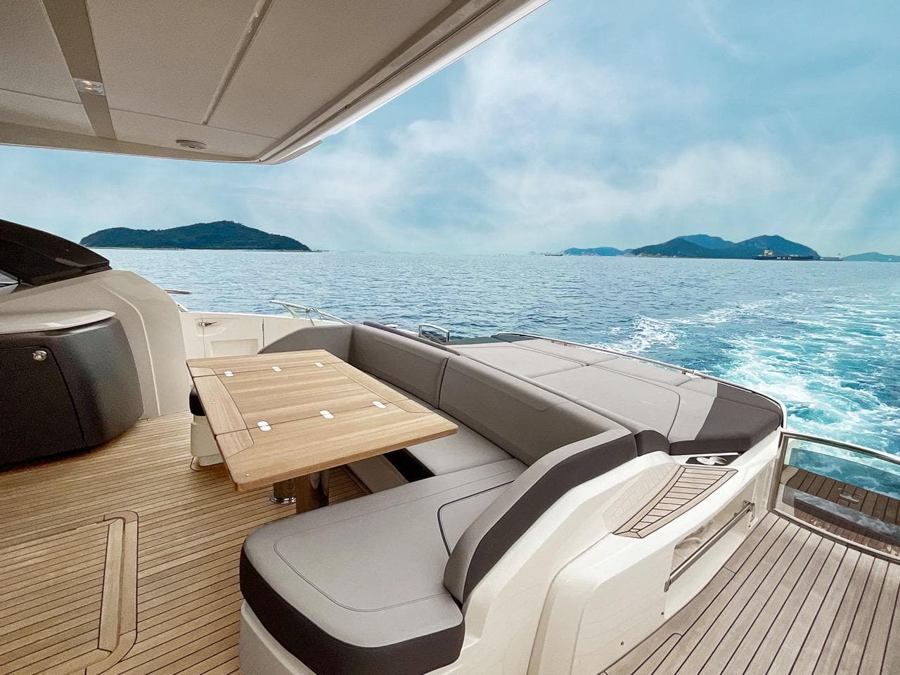 Princess S72 - Cockpit and Sunpad