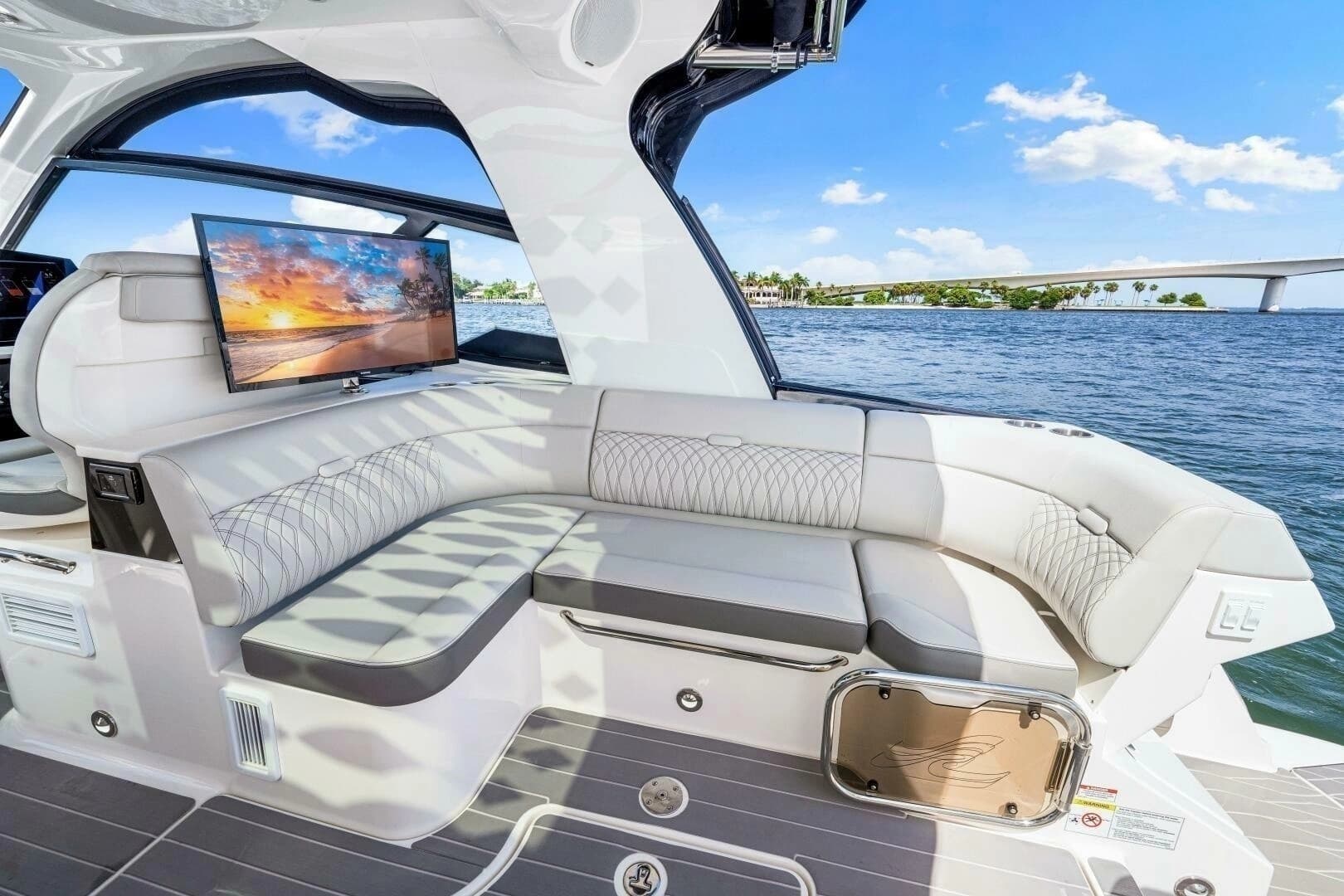 2022 Sea Ray 370 Sundancer - Image 20