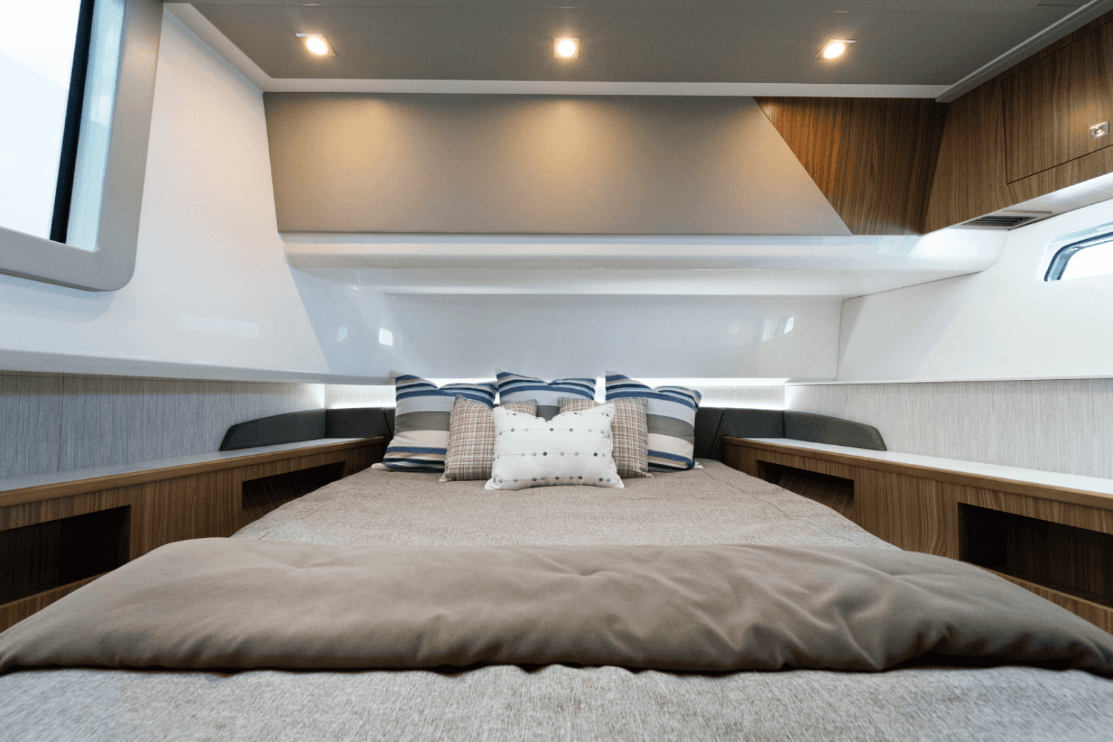 2026 Cruisers Yachts 50GLS OB - Image 46