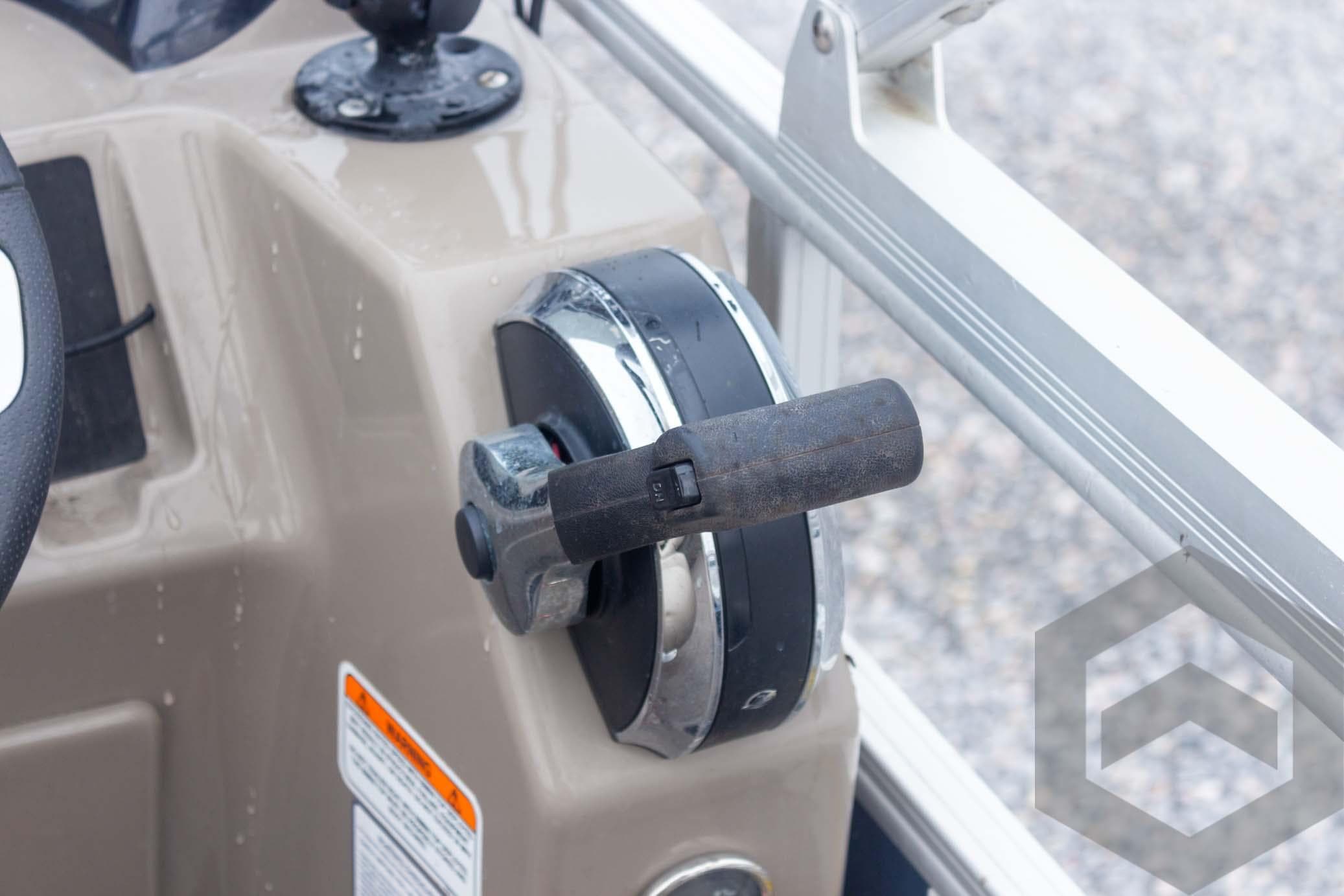 Throttle control of 2020 Sun Tracker Fishin' Barge 22 DLX pontoon boat.