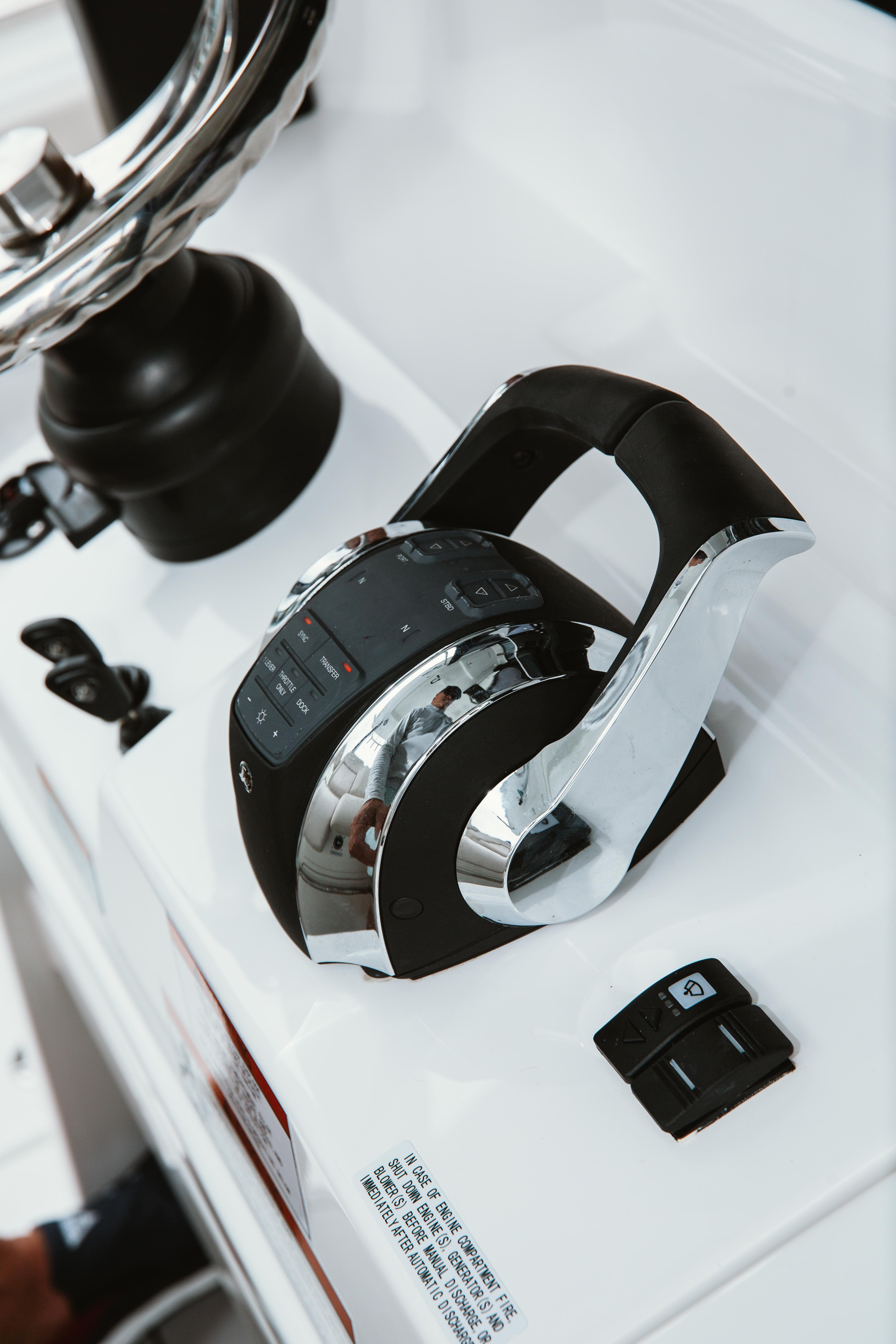 Aquila 28 - Helm Stations