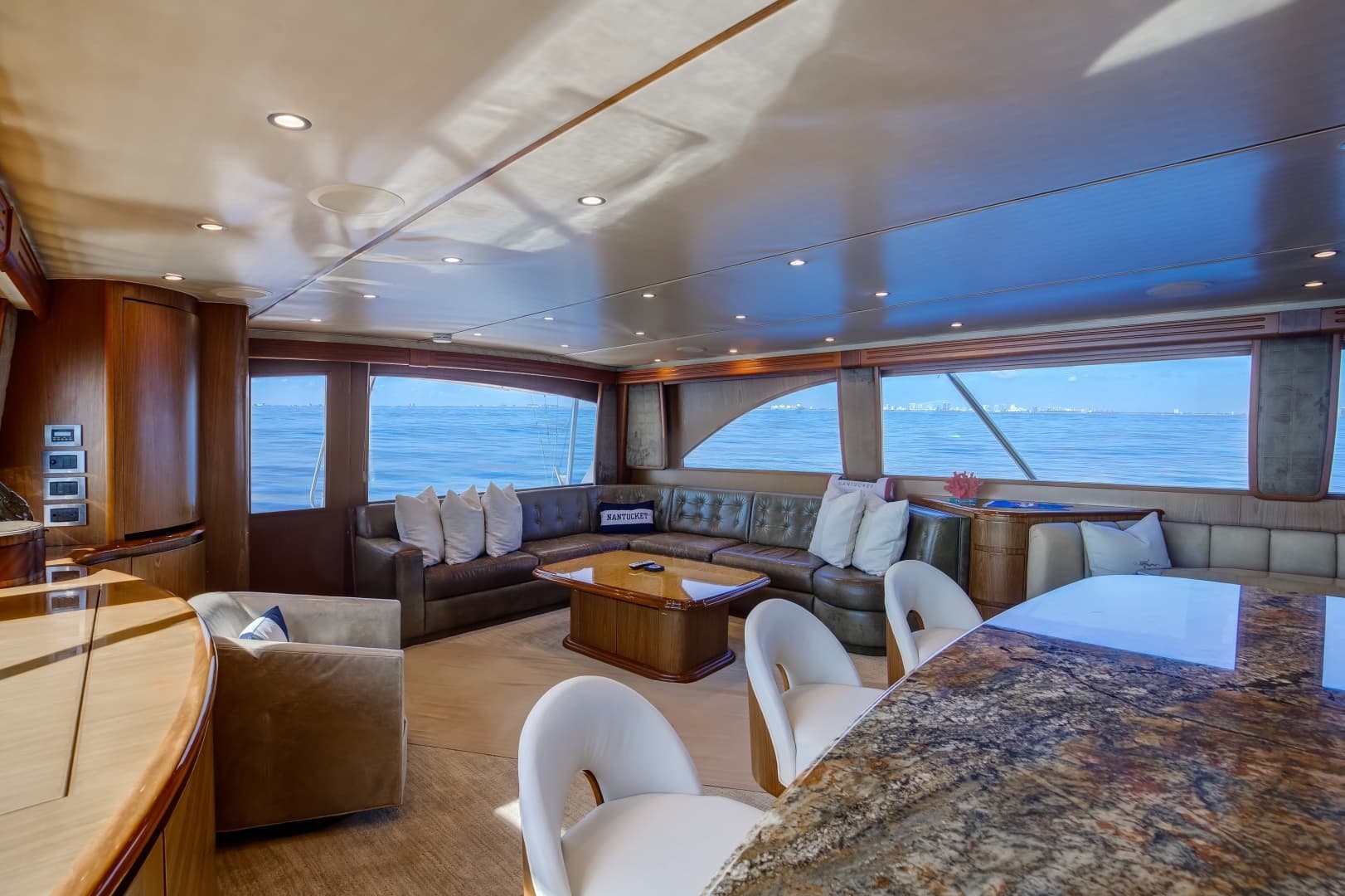 2010 Viking 82 Convertible - Image 3