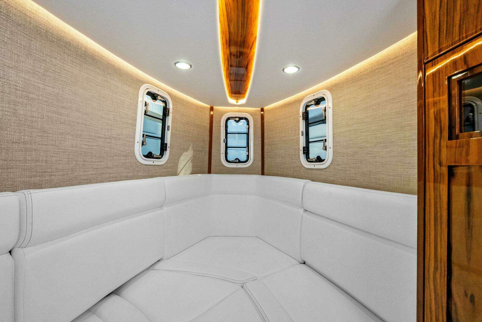 2023 HCB 42 Lujo - Image 38