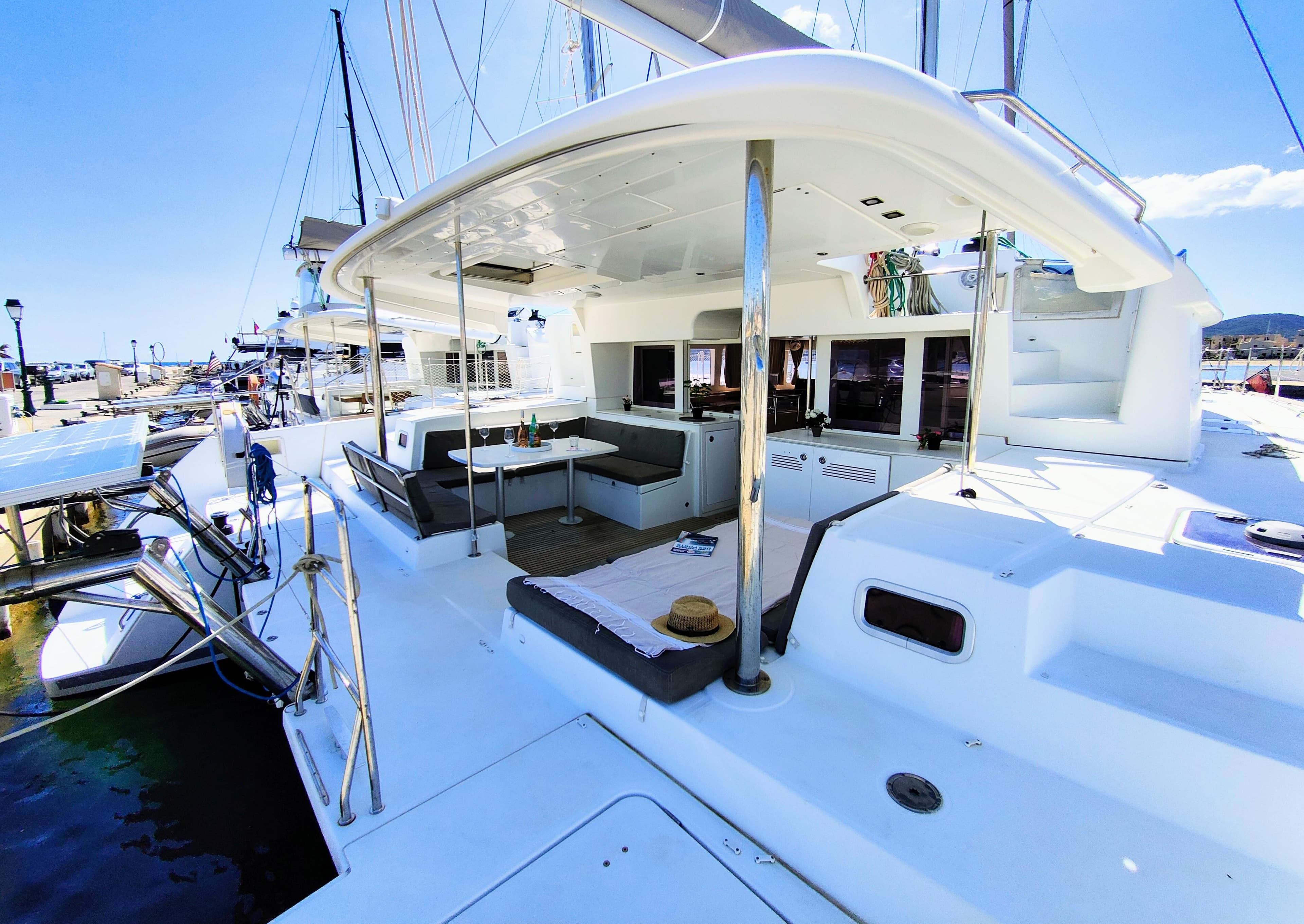 2013 Lagoon 450 F catamaran with spacious deck and seating area in a marina.
