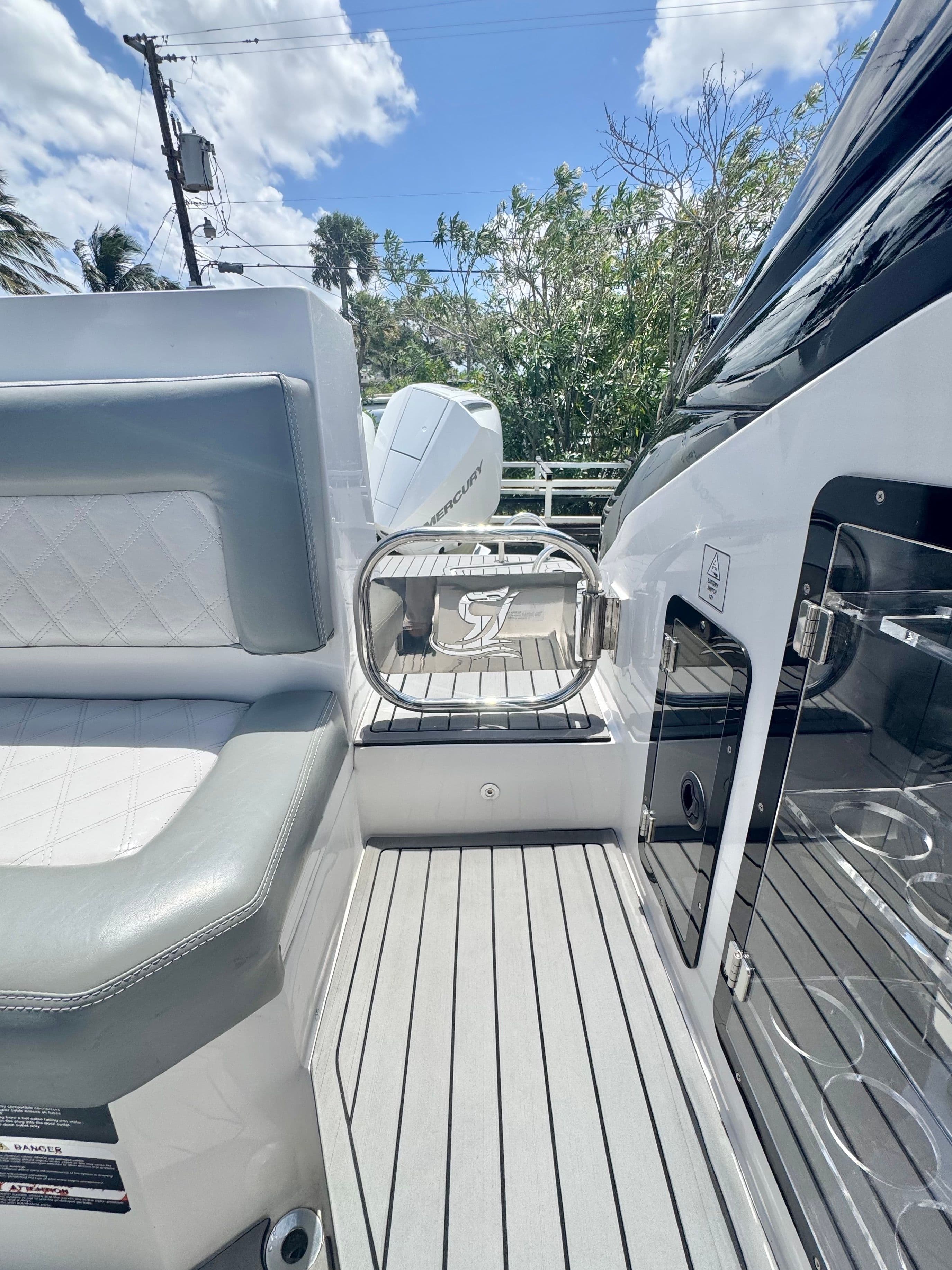 Interior of the 2024 L'acqua Royale LR280 GRAN CABRIO yacht.