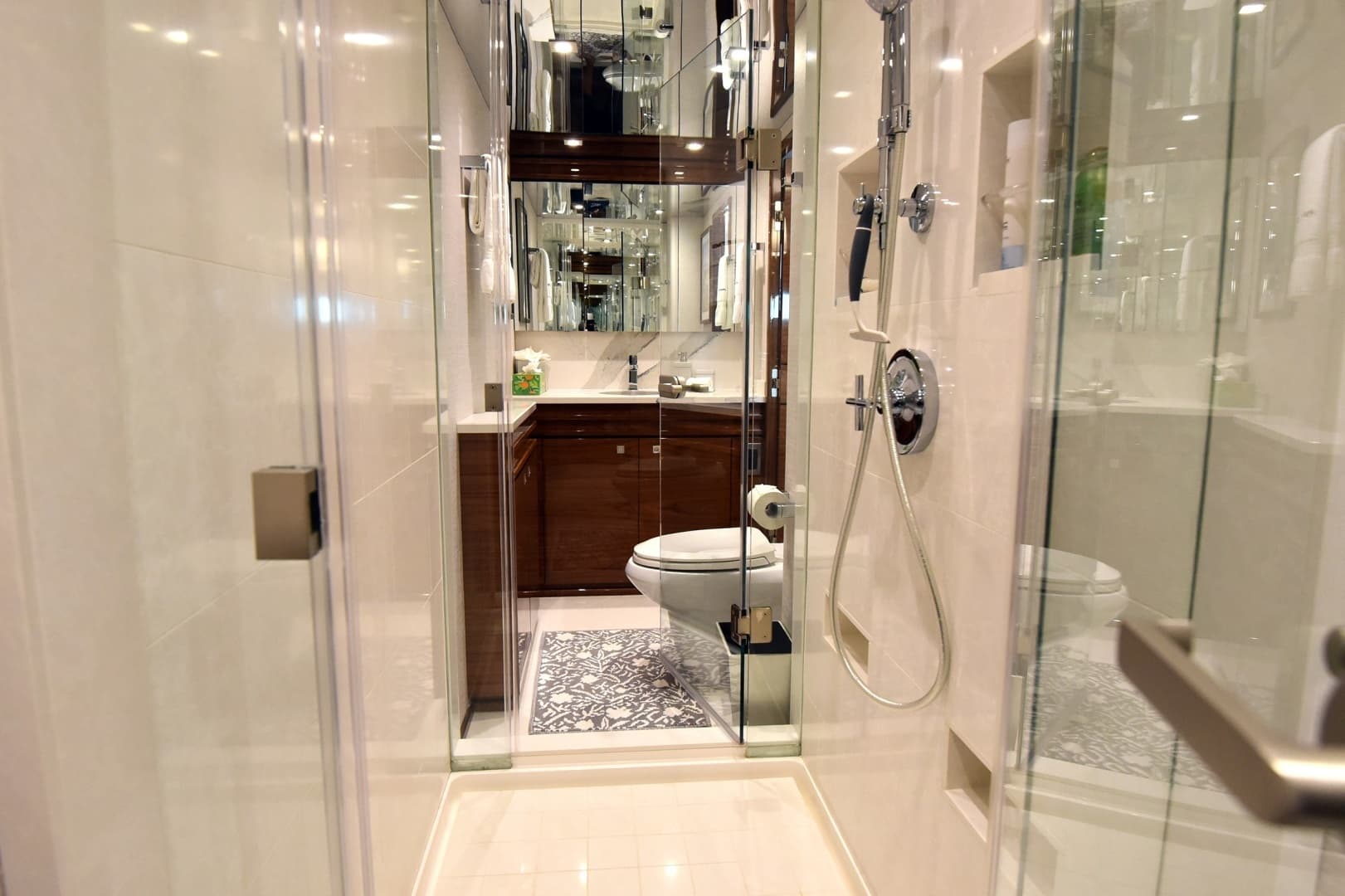 2024 Viking 90 Skybridge - Image 15