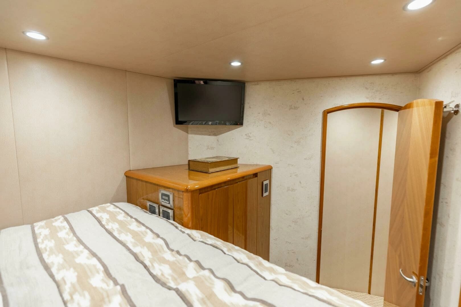 2013 Viking 76 Convertible - Image 52