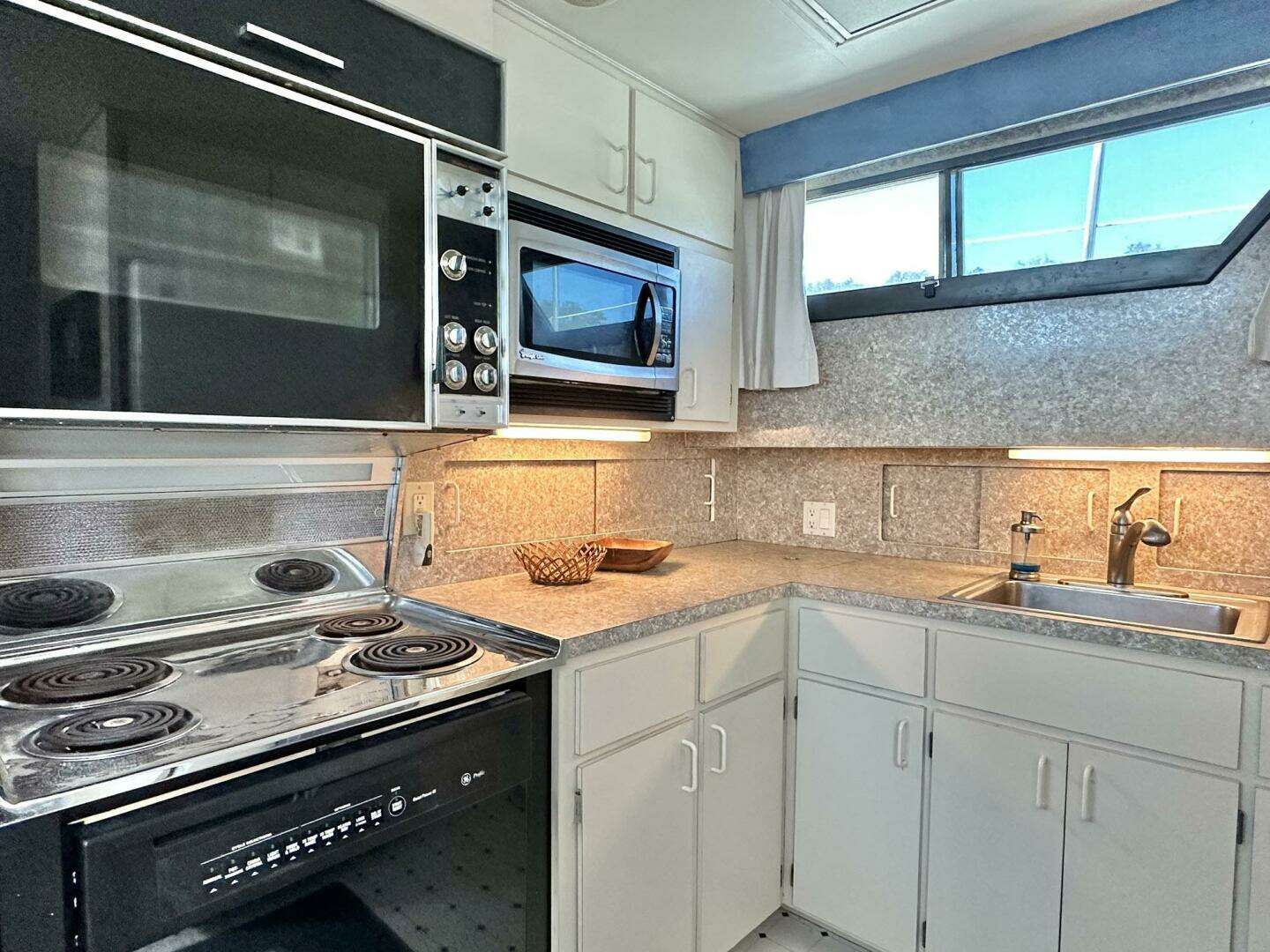 1987 Hatteras 54 MotorYacht - Image 18