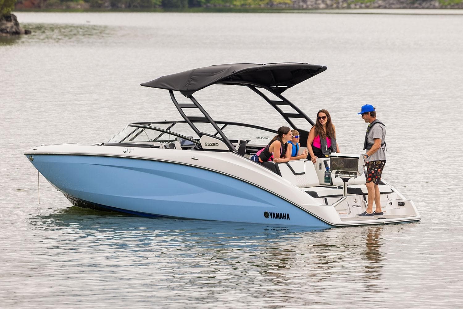 Manufacturer Provided Image: 2026 Yamaha Boats 252SE on water with passengers enjoying leisure time.